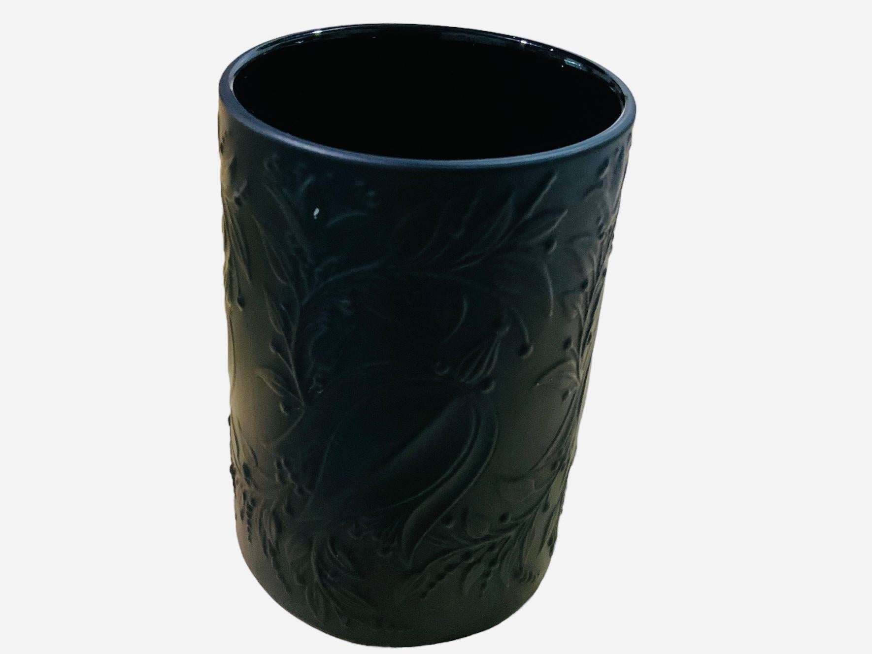 Embossé Petit vase en porcelaine noire Rosenthal Studio Bjorn Winblad en vente