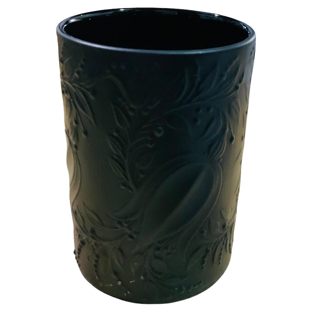 Petit vase en porcelaine noire Rosenthal Studio Bjorn Winblad en vente