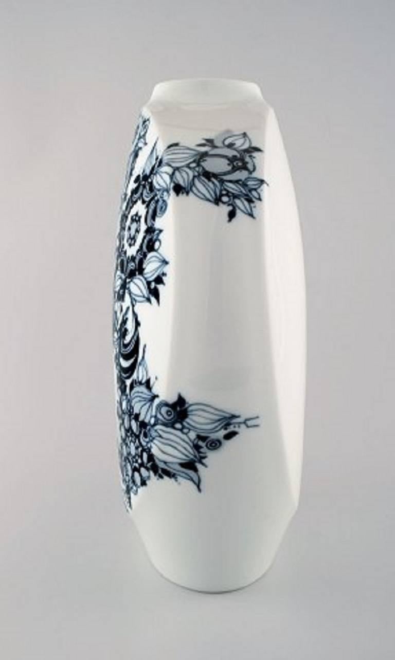 Rosenthal Studio Line, Bjorn Wiinblad large porcelain vase, decorated in blue.
In perfect condition.
Measures: 37 x 26 cm.
Marked.