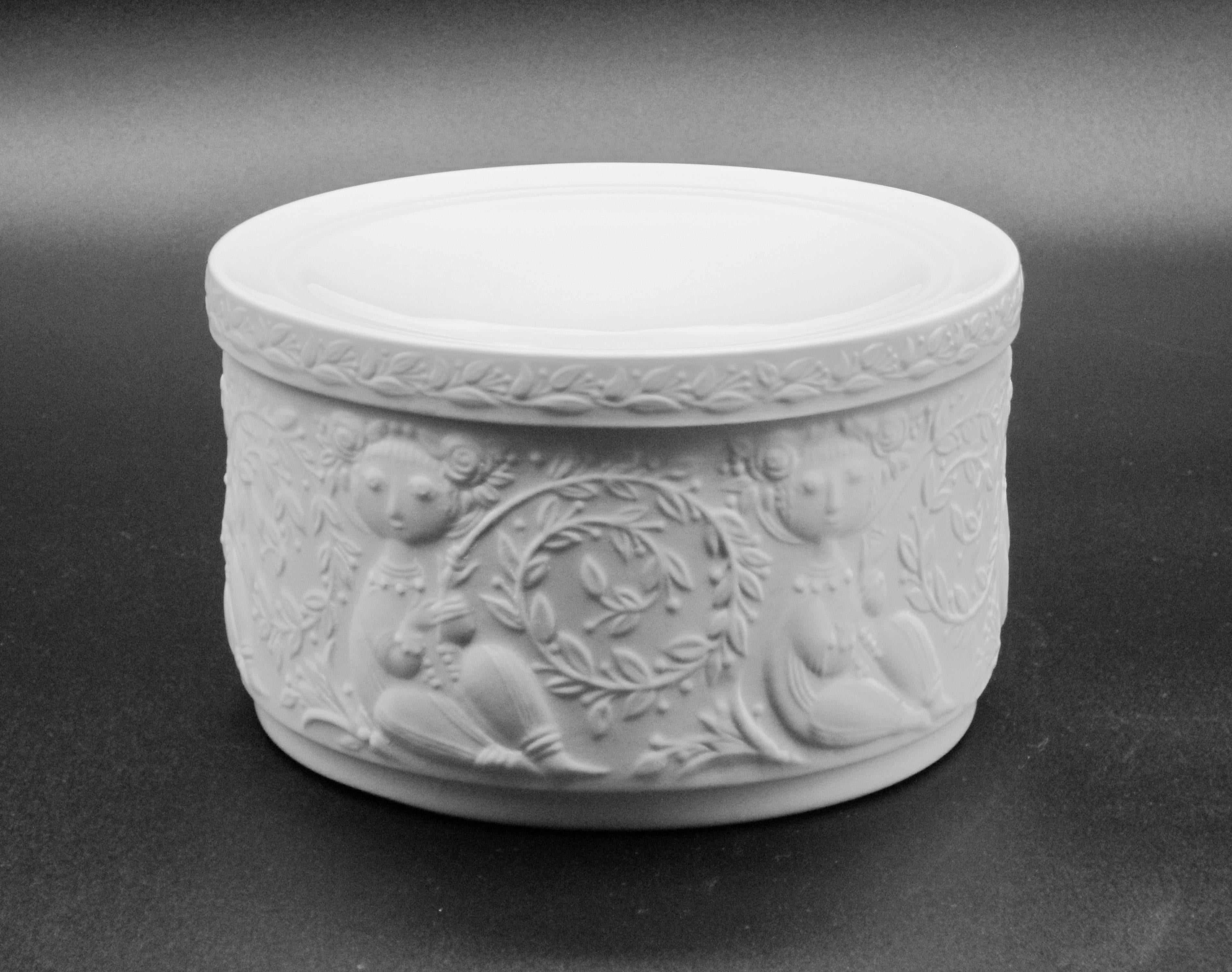 Rosenthal Studio Line Bjørn Wiinblad Matte White Porcelain Relief Covered Box (Deutsch)
