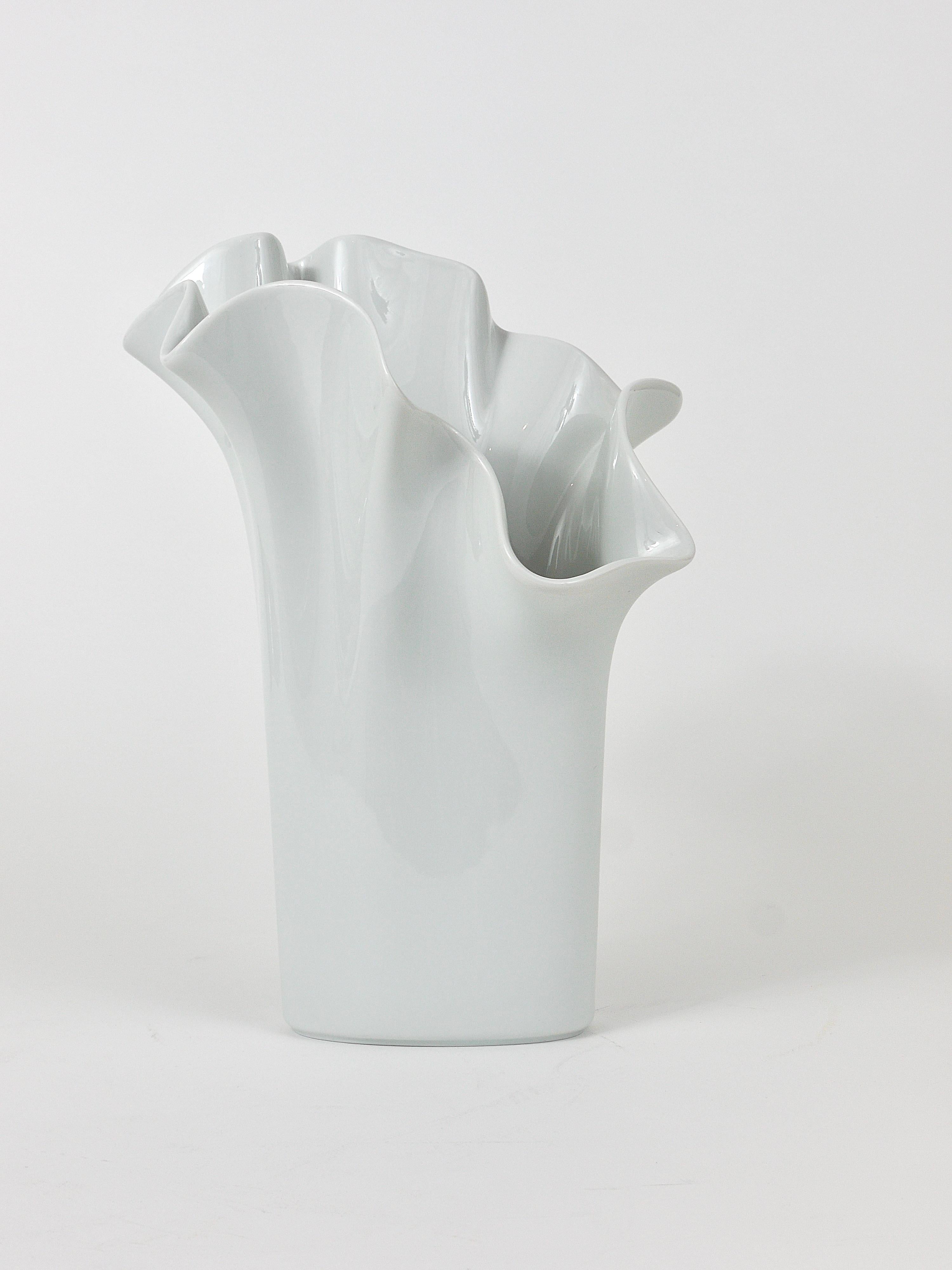 A beautiful large white Fazzoletto porcelain vase „Asym“ with white shiny glaze, designed in 1976 by Claus Jodef Riedel, executed by Rosenthal Studio-line, Germany. In excellent condition. Height 12 inches.
