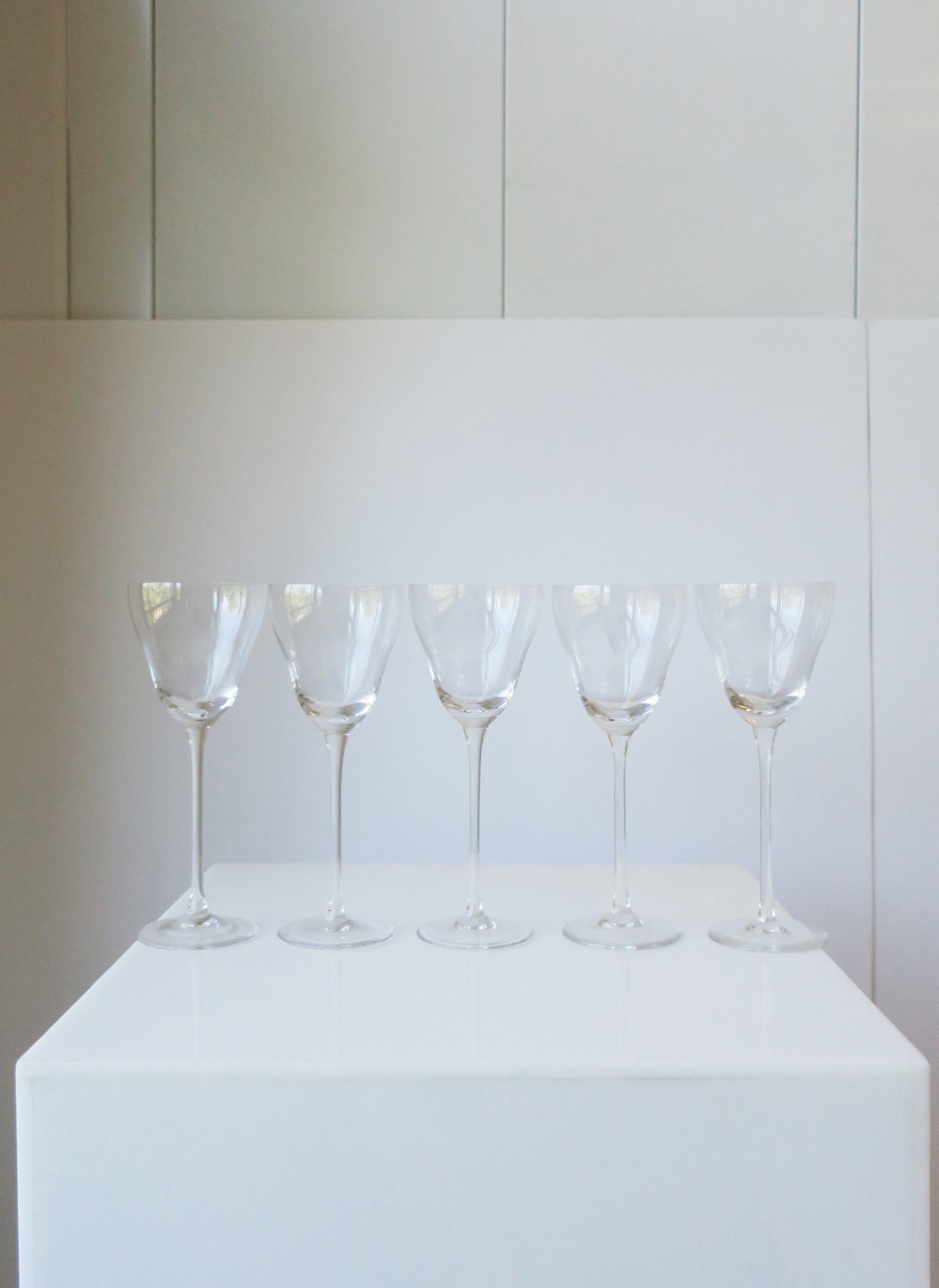 Magnifique ensemble de cinq (5) verres à cocktail ou à apéritif en cristal allemand Rosenthal Studio-Line, vers le milieu du XXe siècle, Allemagne. Magnifique verrerie de bar en cristal et un excellent ajout à tout bar, chariot de bar, etc. Chacune
