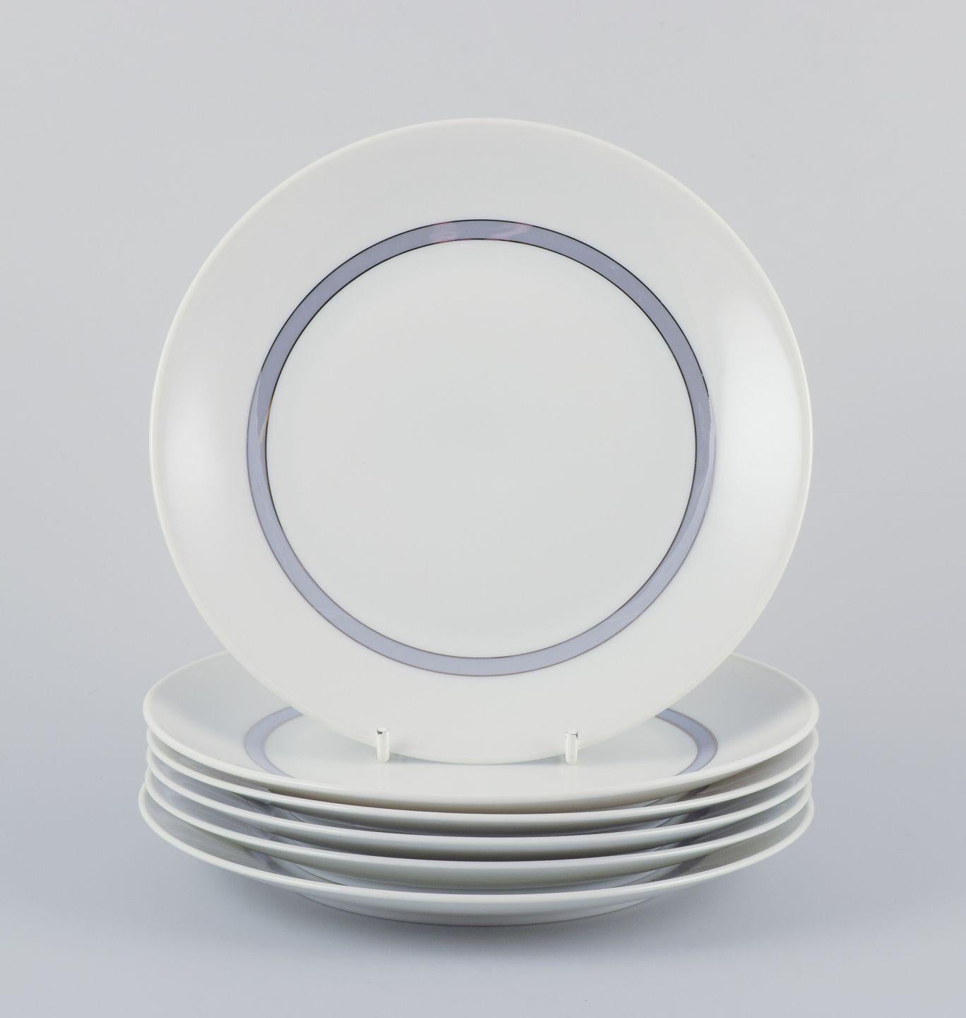 I PRODOTTI USATI SONO ESENTI DA TARIFFE DI IMPORTAZIONE PER I CLIENTI STATUNITENSI, BRITANNICI, AUSTRALIANI E CANADESI.   
PERTANTO, AL TUO ACQUISTO NON SI APPLICHERANNO TARIFFE DI IMPORTAZIONE. 

Rosenthal Studio-Line, Germania. Un servizio da
