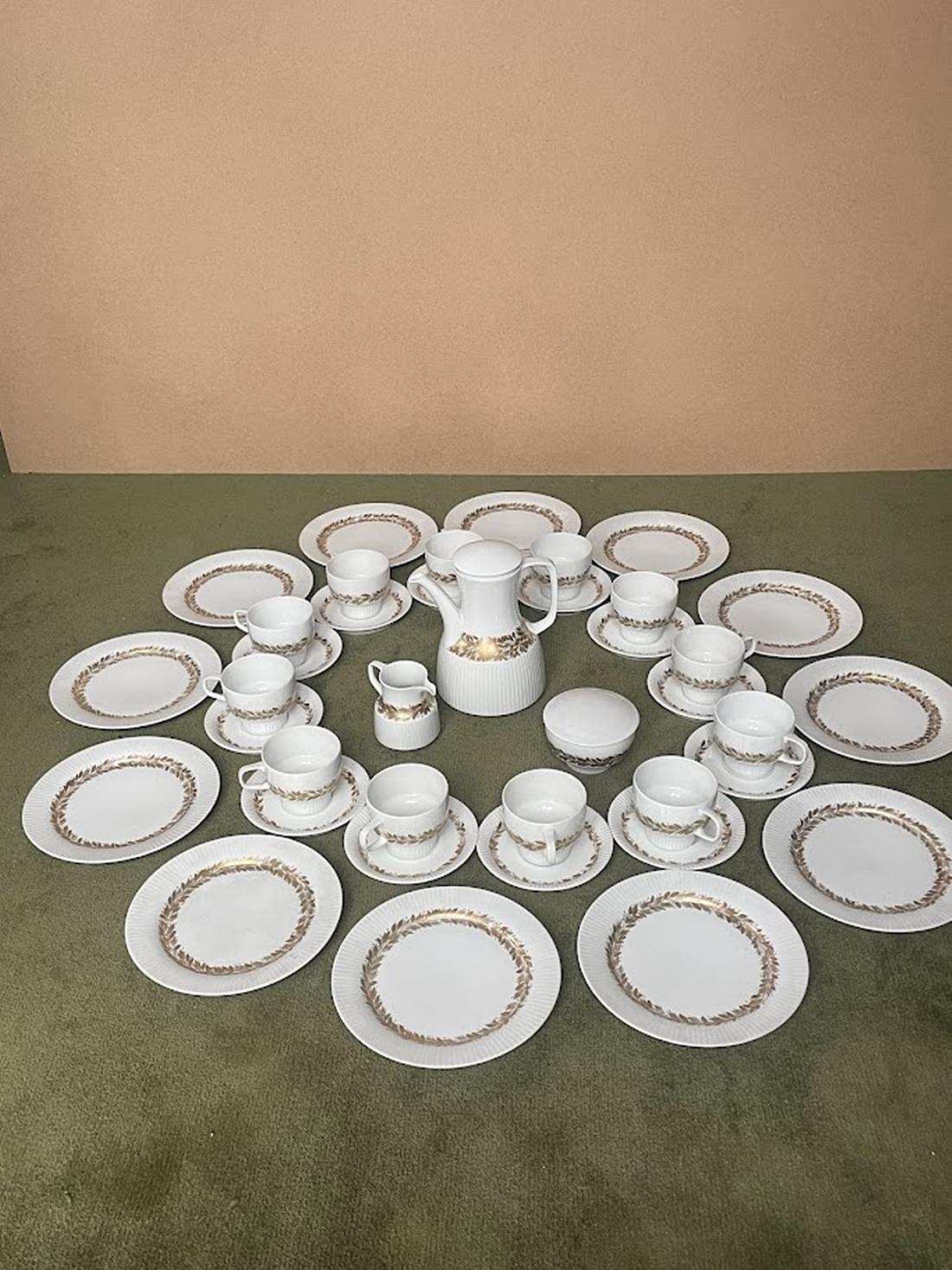 Coffee at an Artistic Level – Tapio Wirkkala's Rosenthal Studio Line Modulation Set

Elevate your coffee experience with this stunning 39-piece Rosenthal Studio Line Modulation coffee set, designed by the renowned Finnish designer Tapio Wirkkala in
