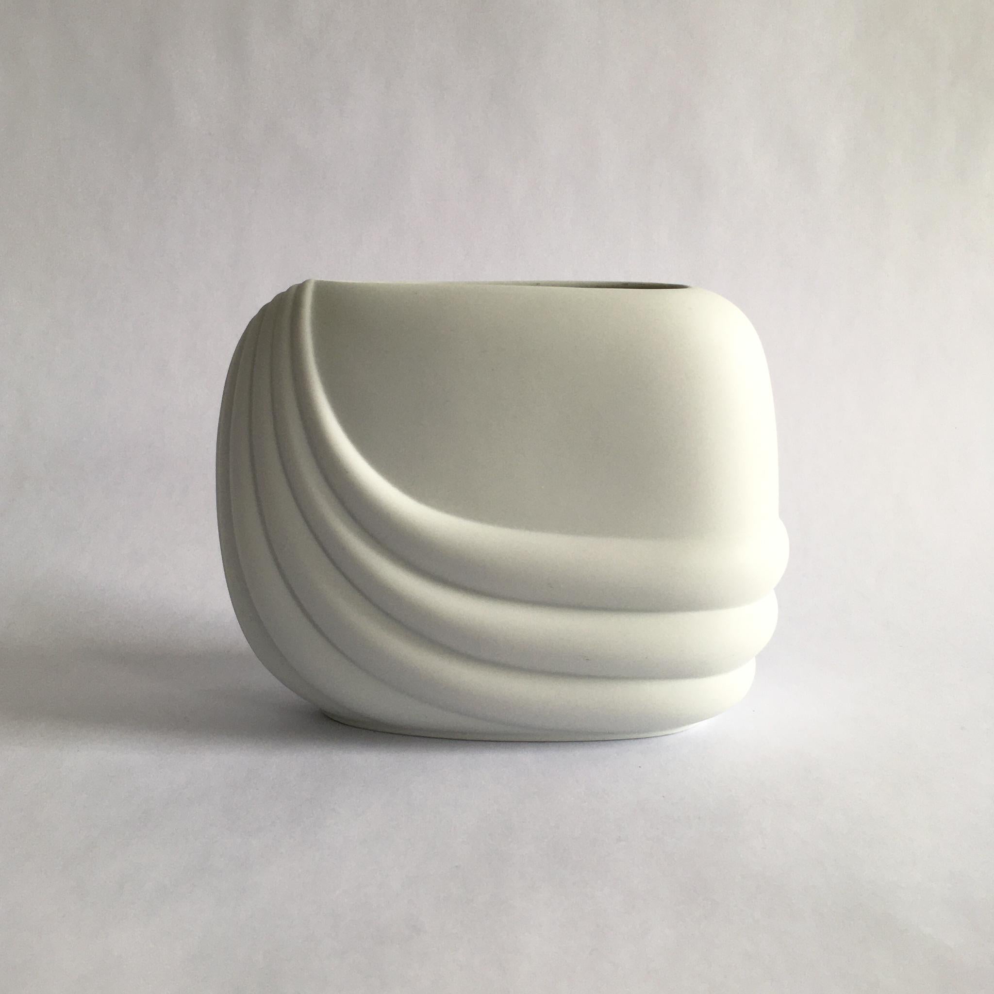 Vase en biscuit de porcelaine blanche Rosenthal Studio line par Uta Feyl, vers les années 1980. Superbe forme géométrique incurvée.

Mesures :
H 5