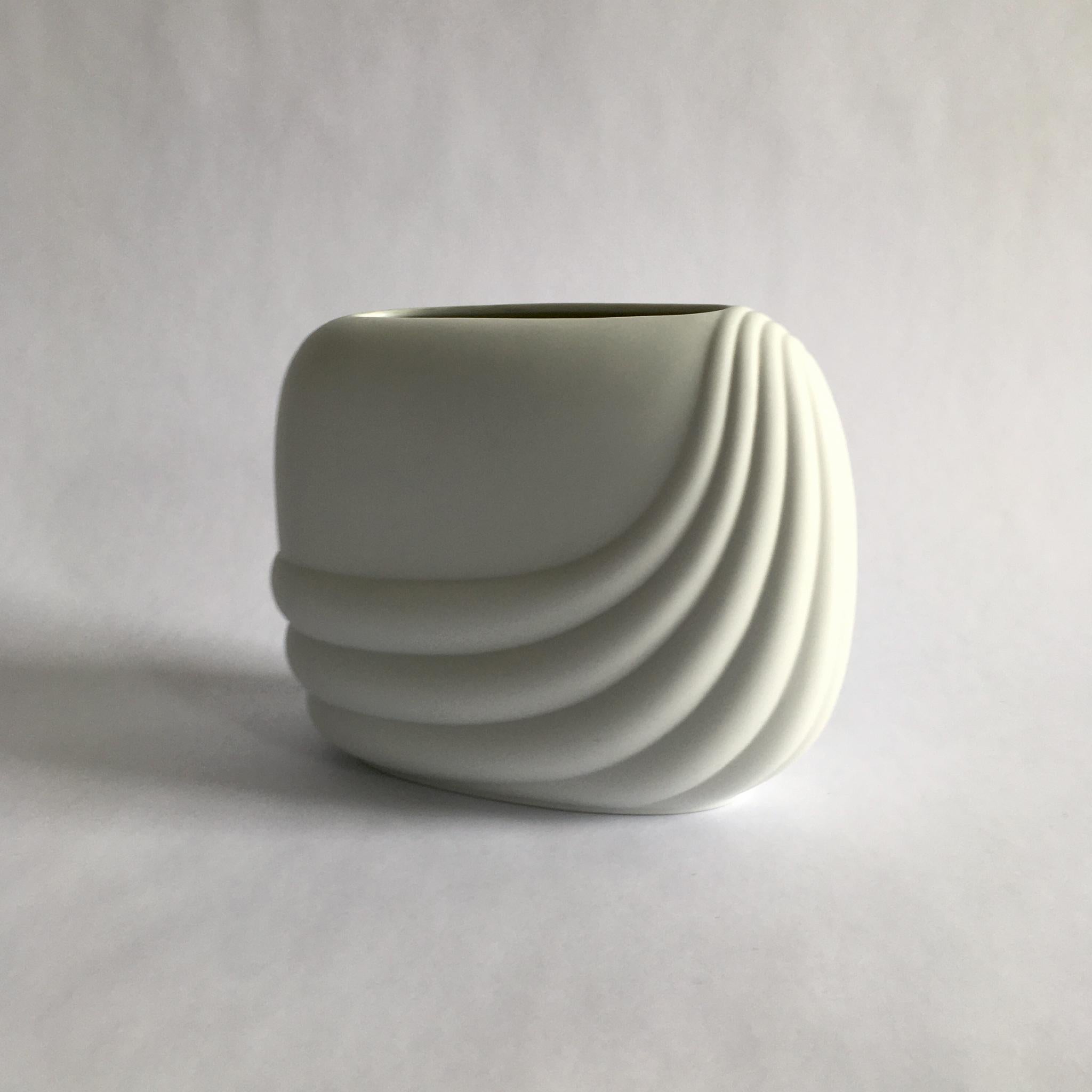 Mid-Century Modern Vase en porcelaine biscuit géométrique incurvée blanche Rosenthal Studio Line par Uta Feyl en vente