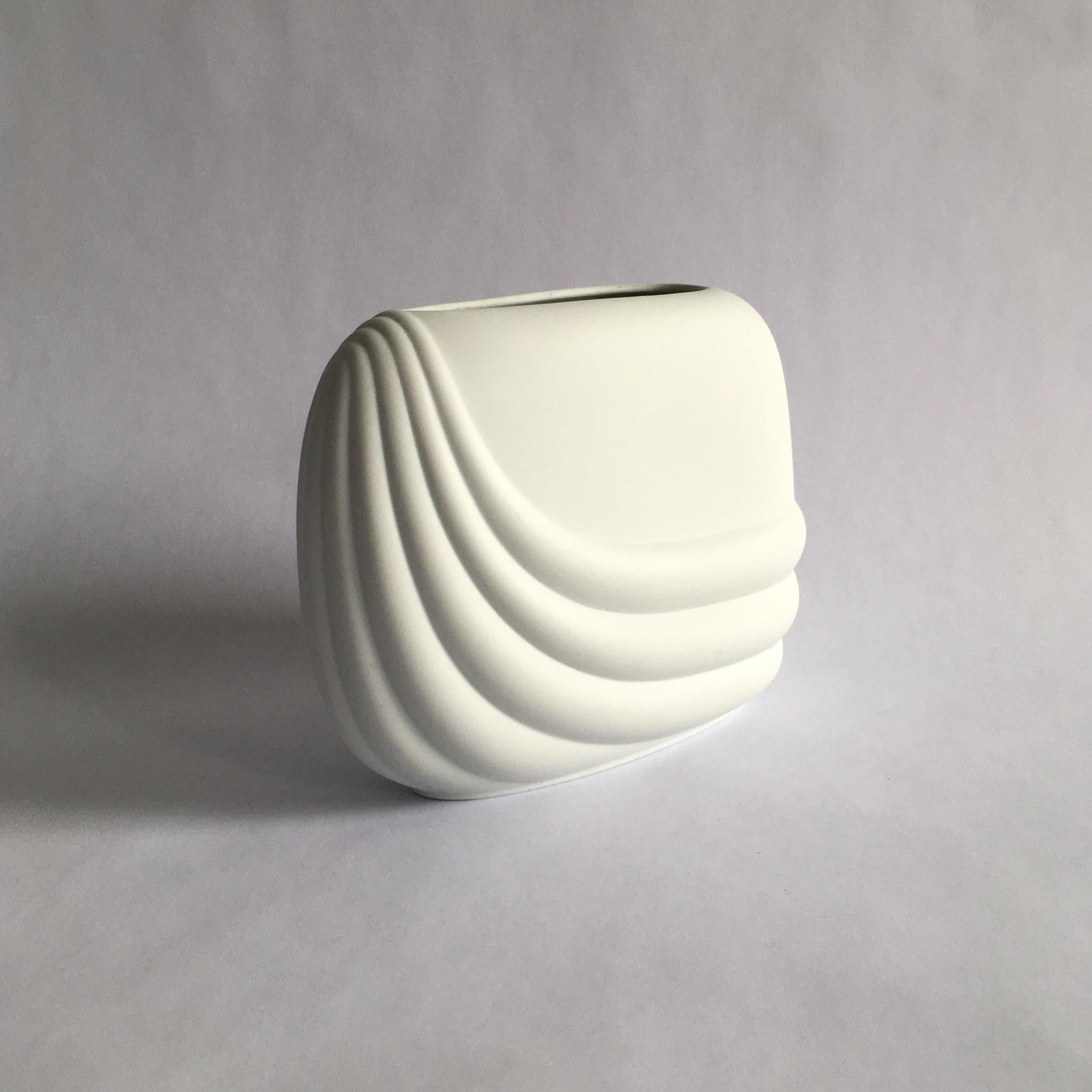 Allemand Vase en porcelaine biscuit géométrique incurvée blanche Rosenthal Studio Line par Uta Feyl en vente