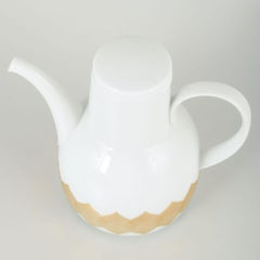 Rosenthal Studio-Line. Porcelain coffee pot with white glaze and gold décor.