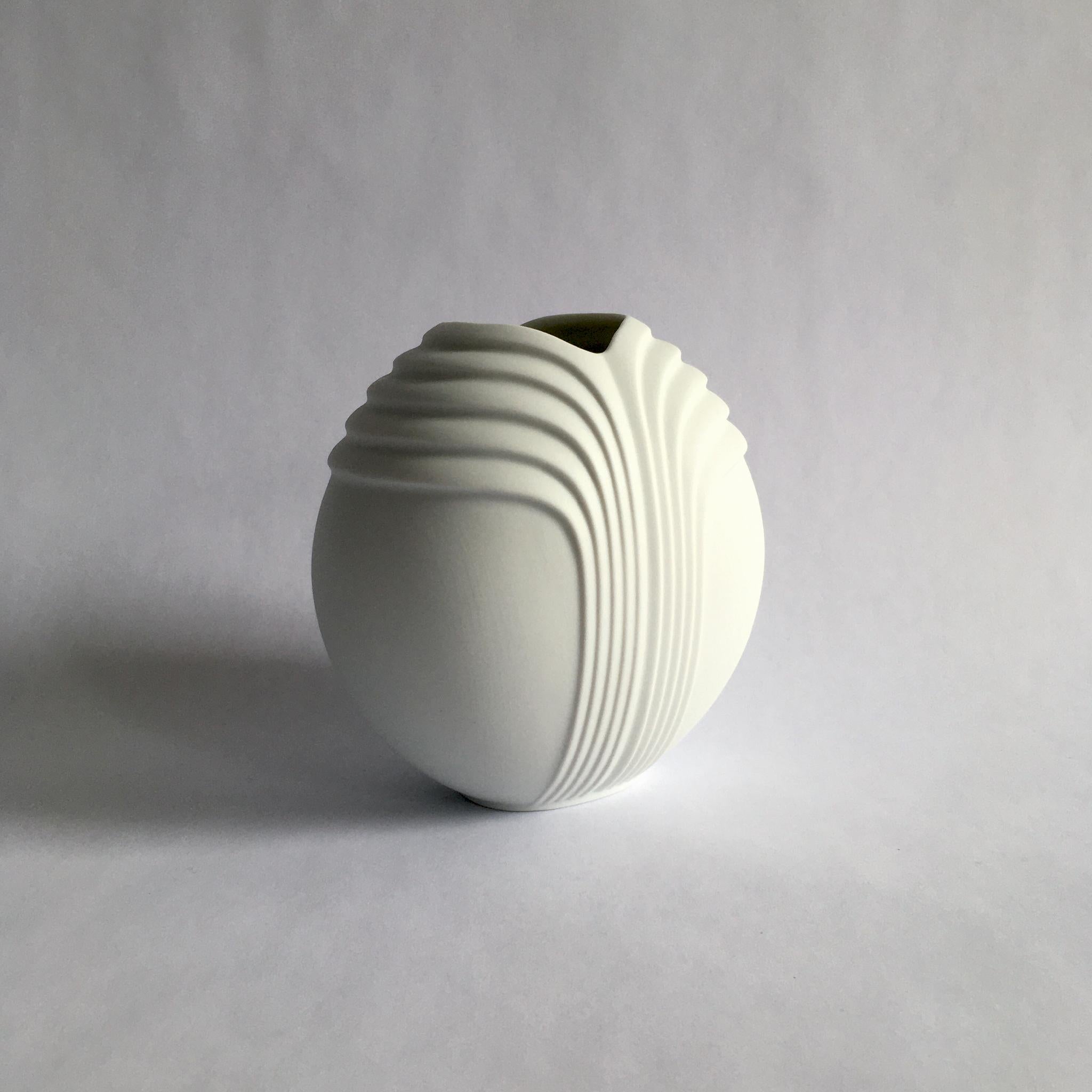 Rosenthal Studio Line white porcelain bisque vase by Uta Feyl, circa 1970s. Stunning circular shape with geometric detail.

Measurements:
H 5