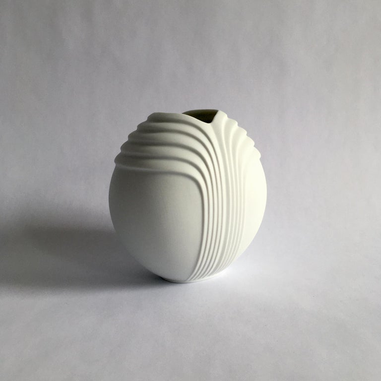Rosenthal Studio Line white porcelain bisque vase by Uta Feyl, circa 1970s. Stunning circular shape with geometric detail.

Measurements:
H 5