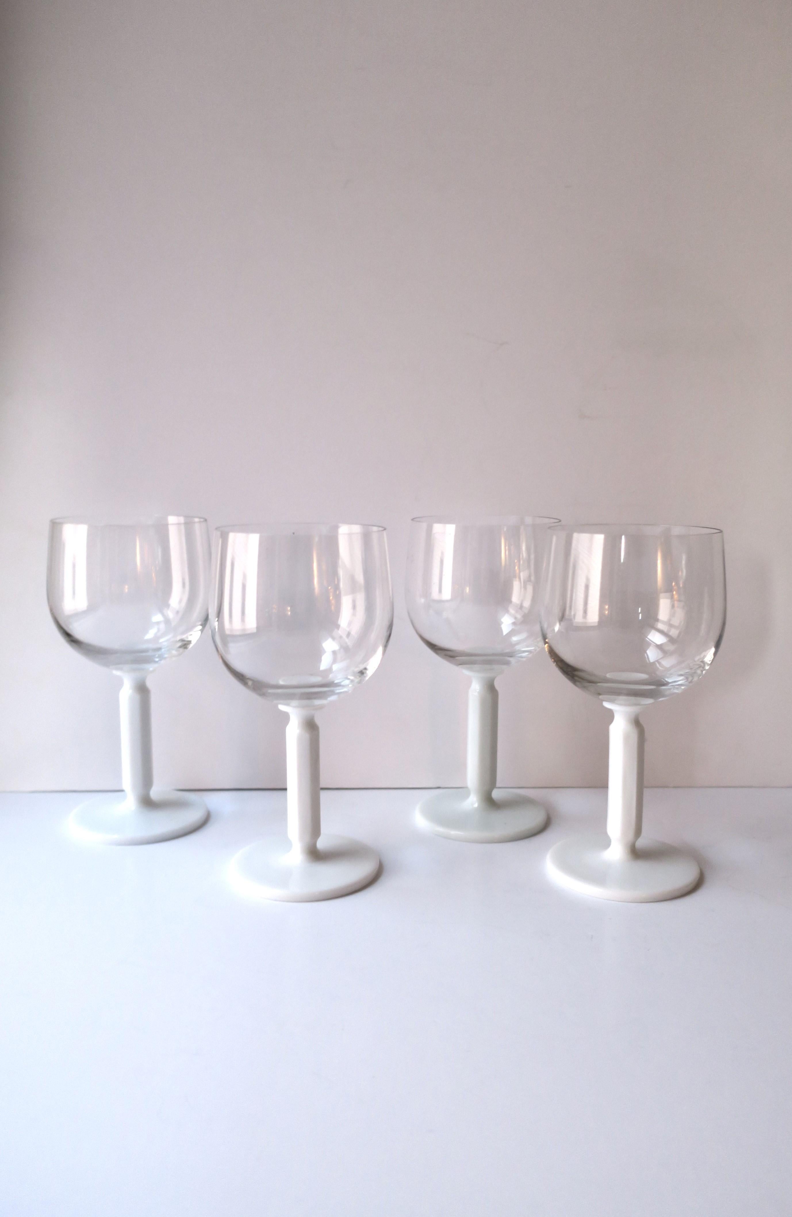 Un magnifique et chic ensemble de quatre (4) verres à eau, à vin ou à cocktail en cristal Rosenthal Studio-Line avec pied en verre de lait opaque blanc. La tige blanche a une forme octogonale, ce qui constitue un joli détail de conception.