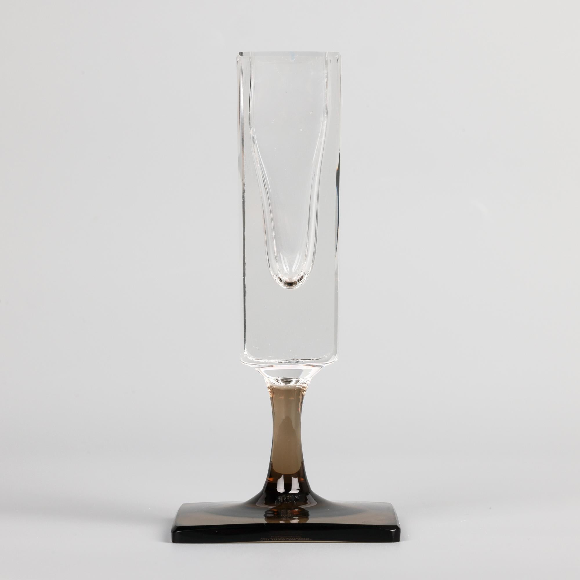 Un elegante vaso in vetro artistico modernista tedesco 