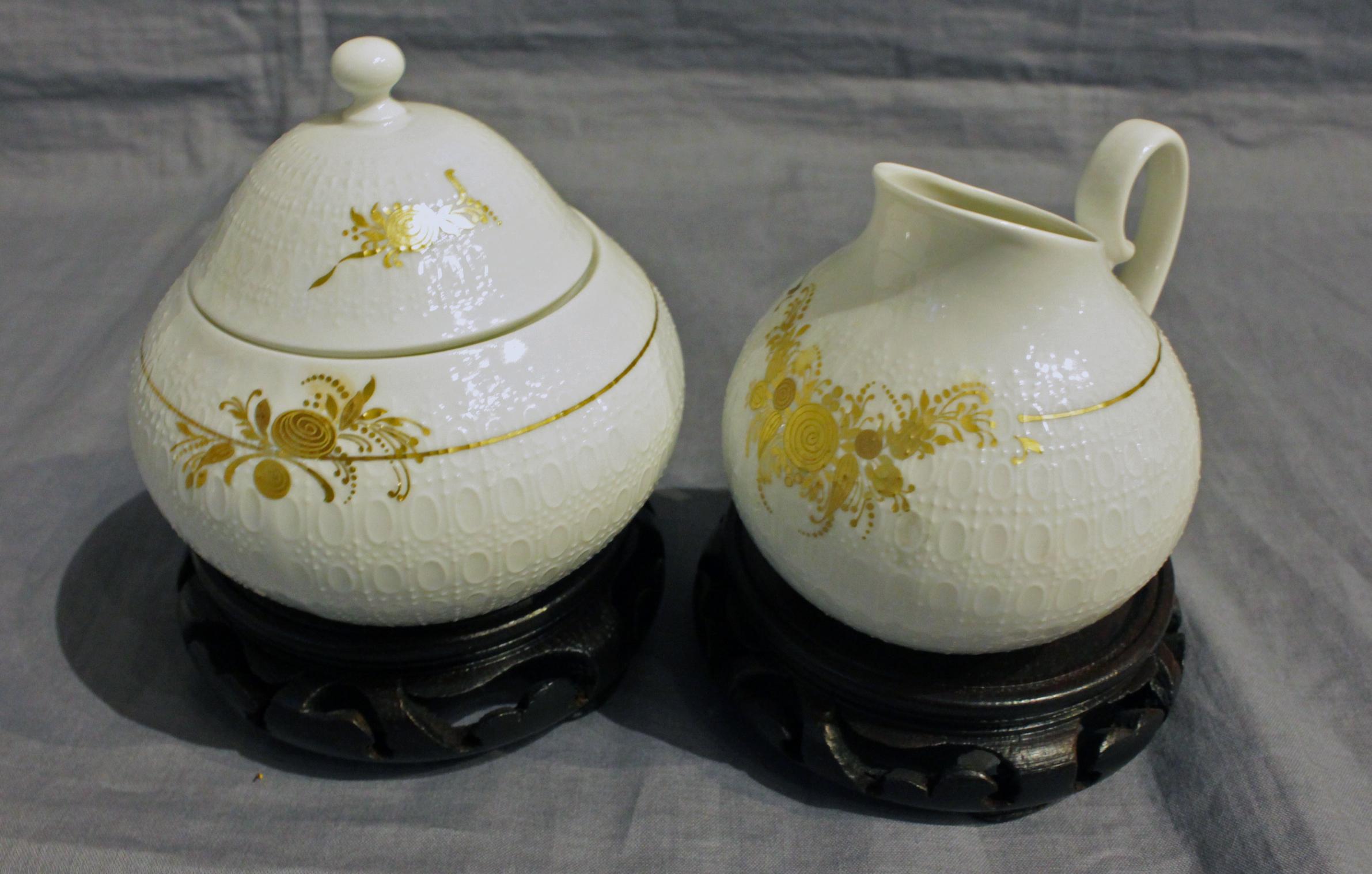 Un elegante servizio da dessert, Romanze, disegnato da Bjorn Wiinblad per Rosenthal Studio C. nel 1961 (questo set è del 1970 circa). 8 piatti; 10 tazze e piattini; teiera; zucchero; ciotola bassa; scatola per bon bon coperta (queste ultime due
