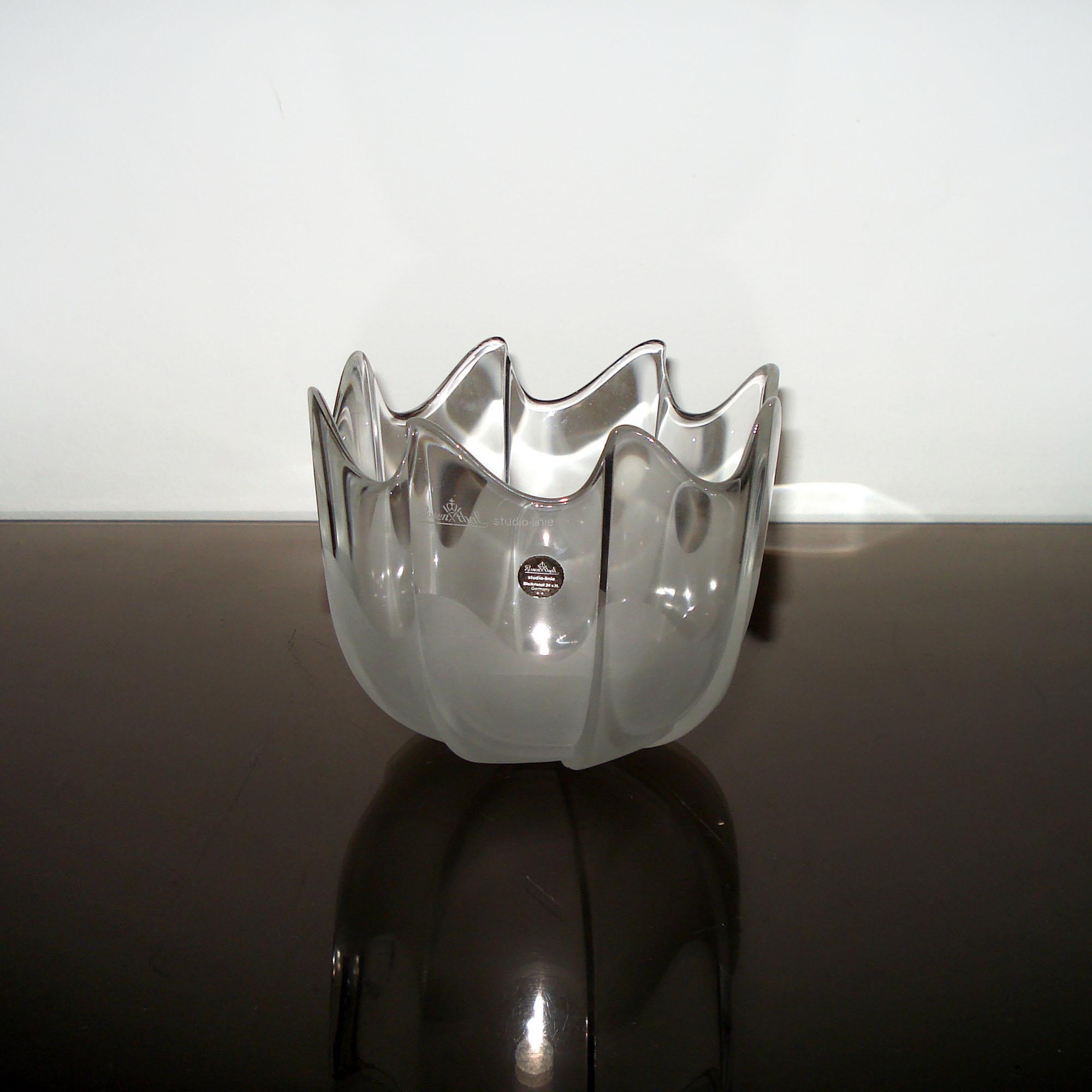 Sehr elegante Rosenthal Studio-Linie Schale aus Kristall mit Wellenschliff. Bis zur Mitte mattiert, oben klar, Herstellermarke am oberen Rand, Rosenthal Studio-Linie und Original-Herstelleretikett.
Ausgezeichneter Zustand.
Abmessungen:
höhe 15 cm