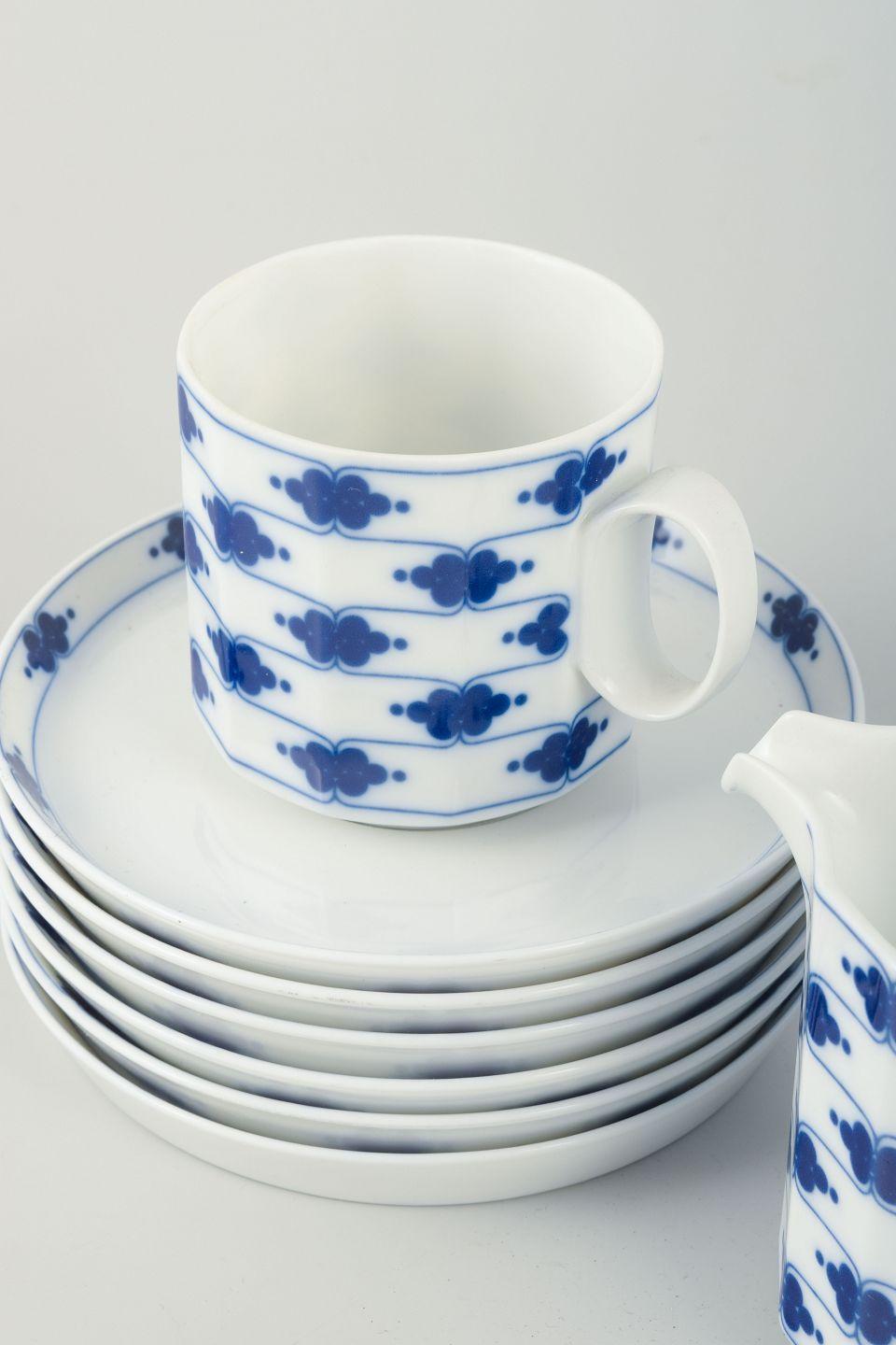 Rosenthal Studio-Linie, sechs Paare von Kaffeetassen mit Untertassen und ein Sahnekännchen, Muster Corinth Blue, Entwurf von Tapio Wirkkala.
Ein Set bestehend aus sechs Kaffeetassen mit passenden Untertassen und einem Sahnekännchen von Rosenthal