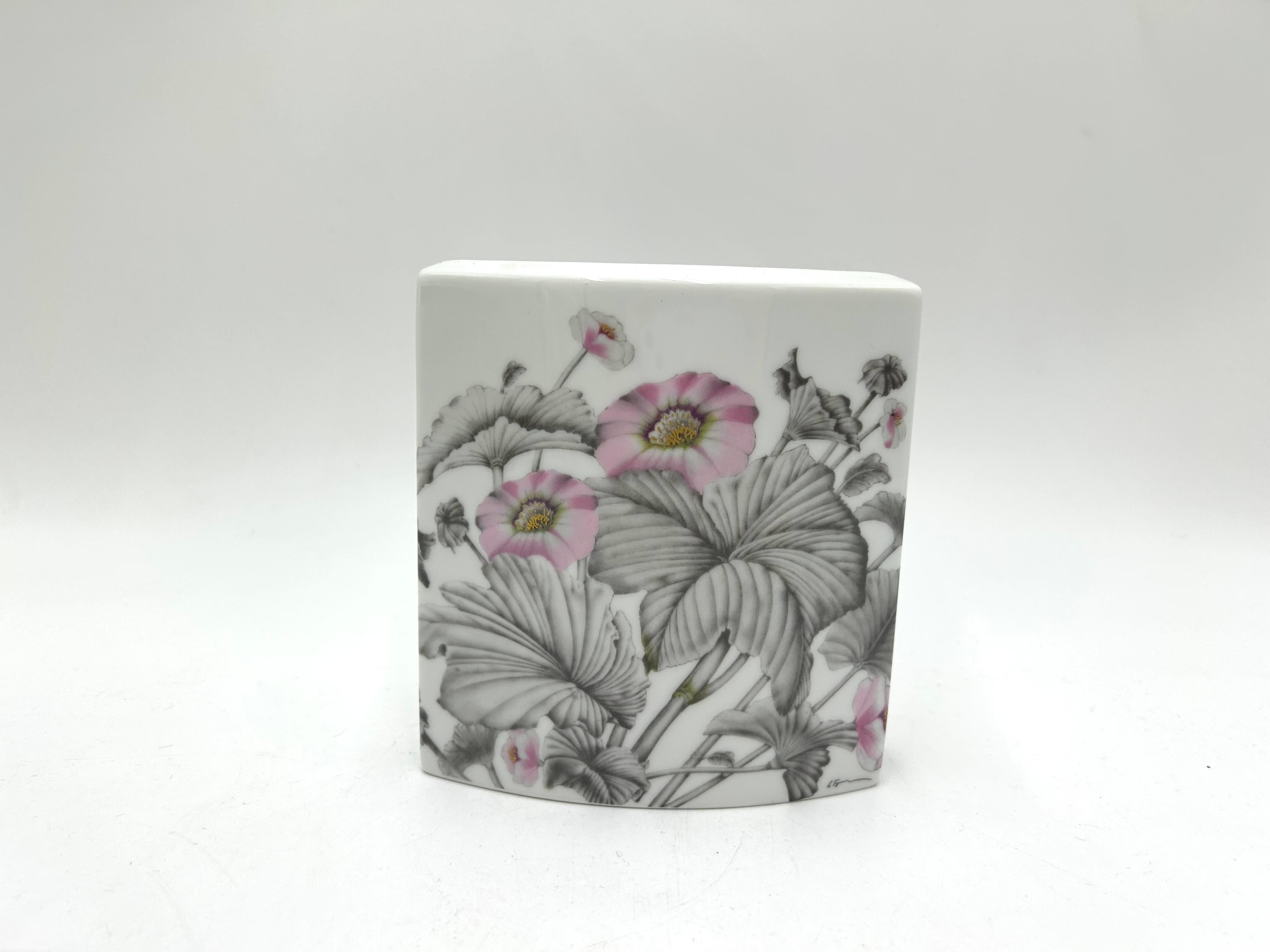 A small elongated vase made of white porcelain decorated with a motif of pink flowers.
Signed with the sign of the excellent German Rosenthal label from 1961.
Vase in very good condition, no damage.
height: 13.5 cm
width: 12.5 cm
depth: 5.5 cm.