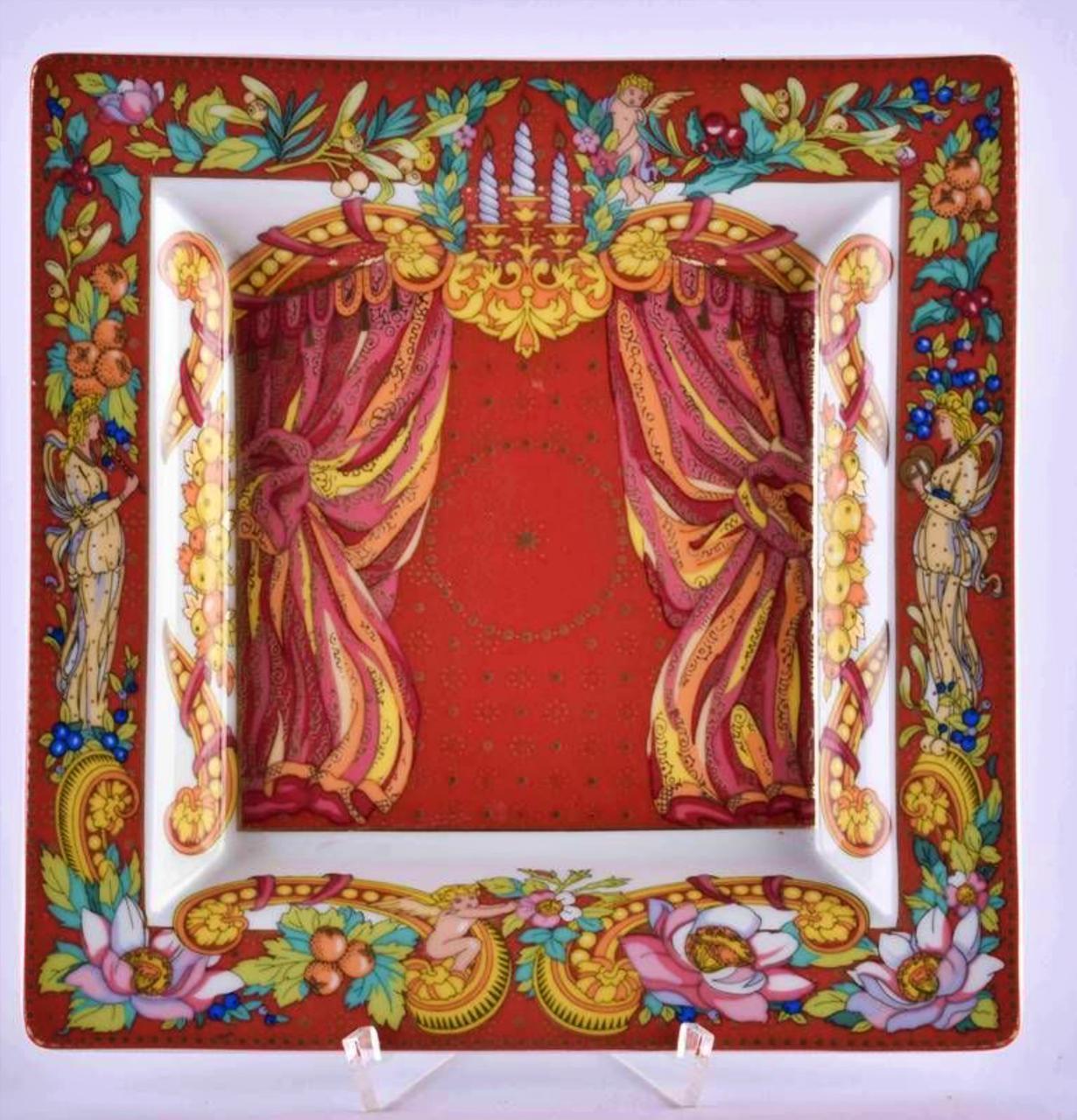 Cuenco para ofrendas Rosenthal Studioline, Porcelana Versace, decoración Le Reve de Noel,
de color y dorado,
marcado, 22 cm x 22 cm
muy buen estado