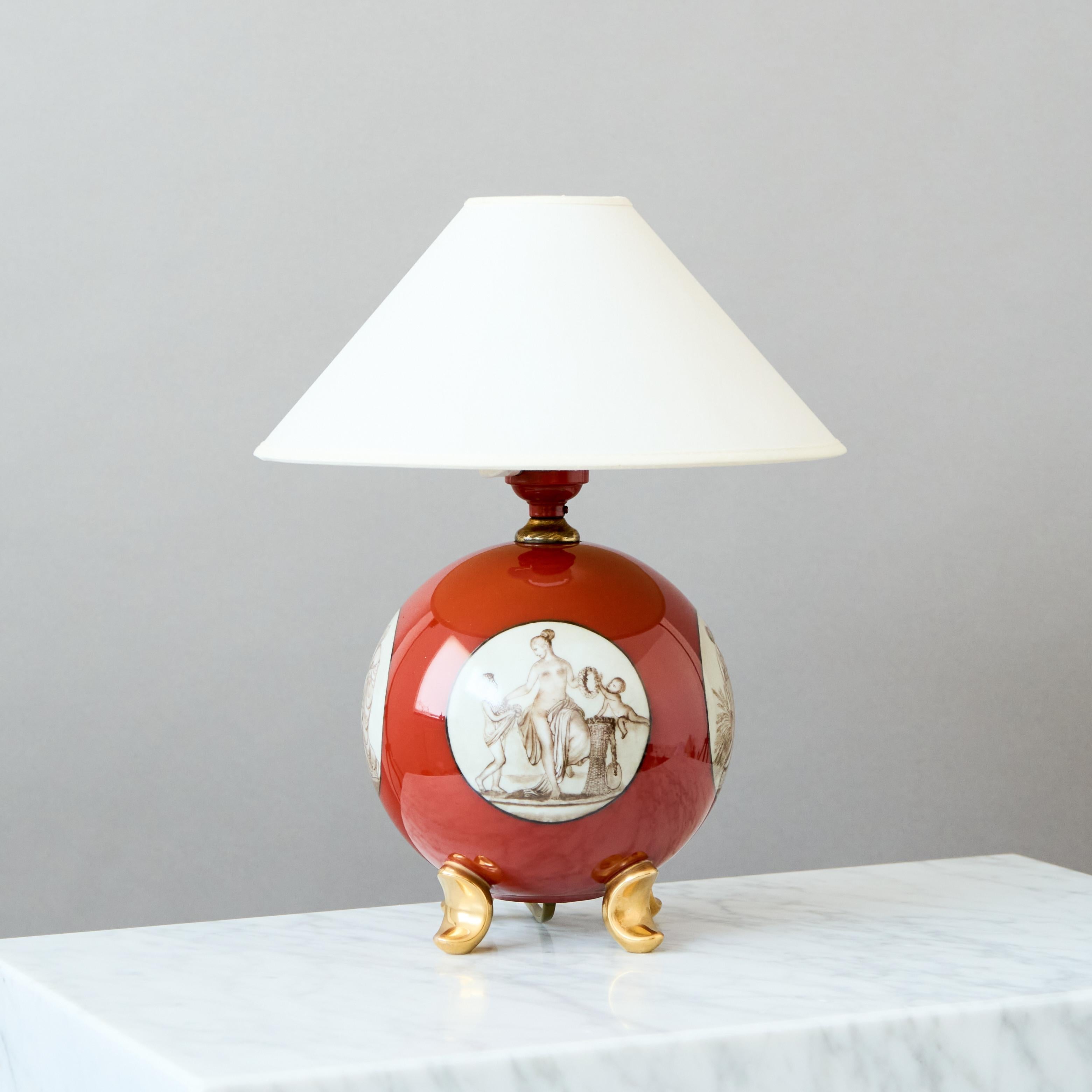 A beautiful and unique hand-painted, footed, sphere-shaped porcelain Art Deco / Hollywood Regency table lamp.
Made by Rosenthal, Germany, 1935.

Excellent original condition. 
Signed '1935'.

Sold without lampshade.

Dimensions of the lamp (without