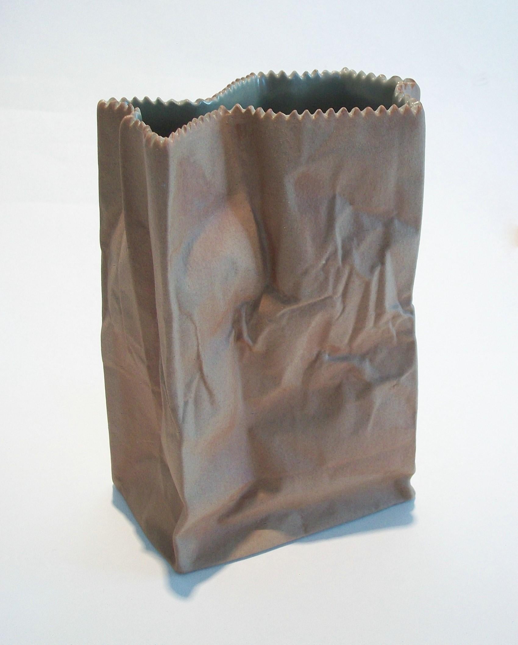 ROSENTHAL (Hersteller, 1879-Gegenwart) - TAPIO WIRKKALA (Designer, 1915-1985) - Mid Century pop art porcelain 'paper bag' vase (Teil der Rosenthal's Studio Line) - mit einer matten Oberfläche auf der Außenseite - grau / grüne Glasur auf der