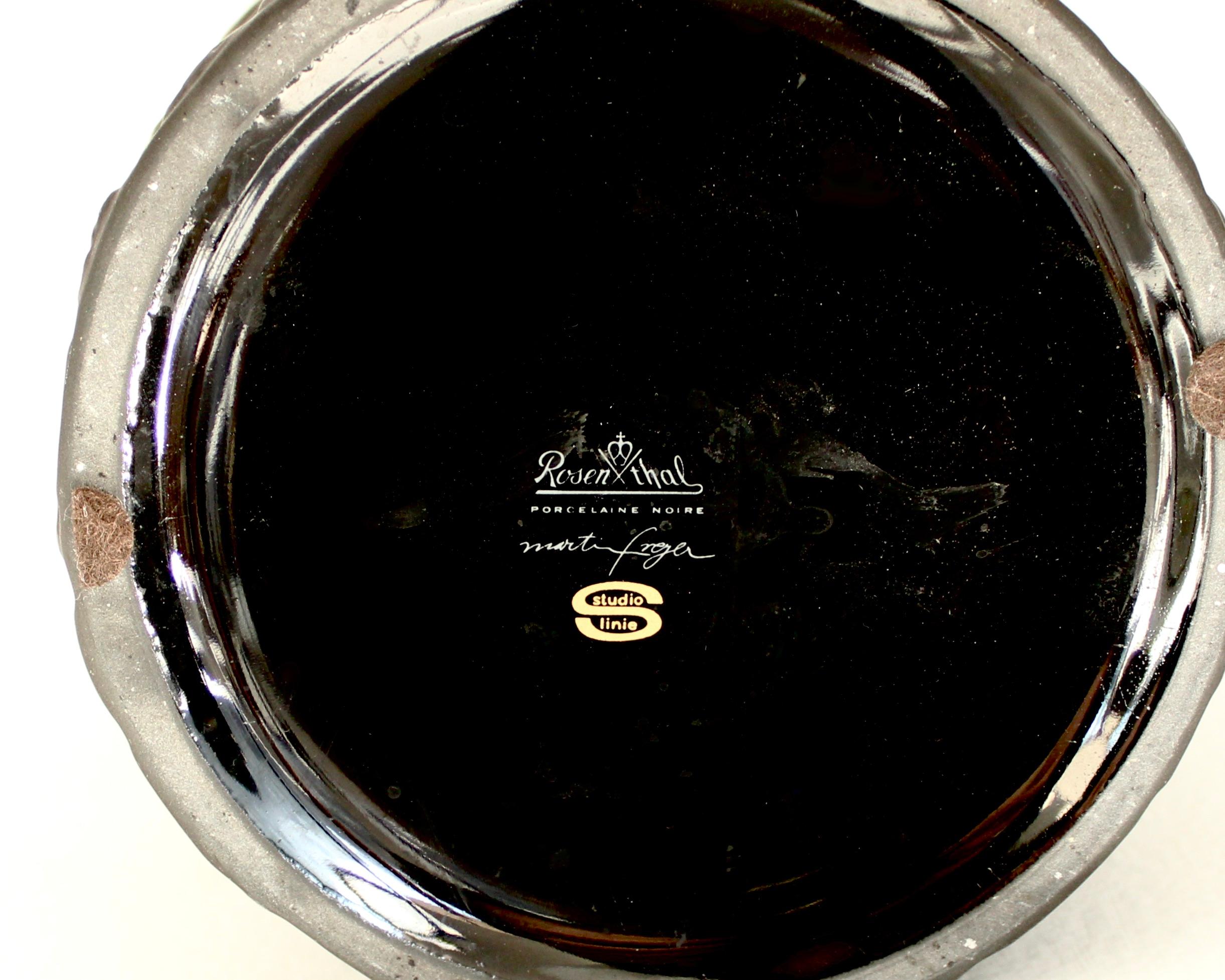 Vase Rosenthal texturé en porcelaine Noire de Martin Freyer Bon état - En vente à Chicago, IL