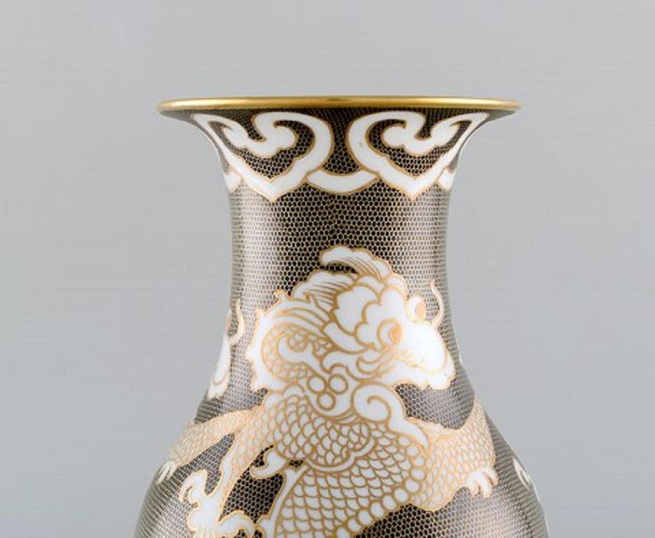 Rosenthal vase in hand painted porcelain. Chinese style, 1930s-1940s.
Measures: 25.5 x 12.5 cm.
In very good condition.
Stamped.