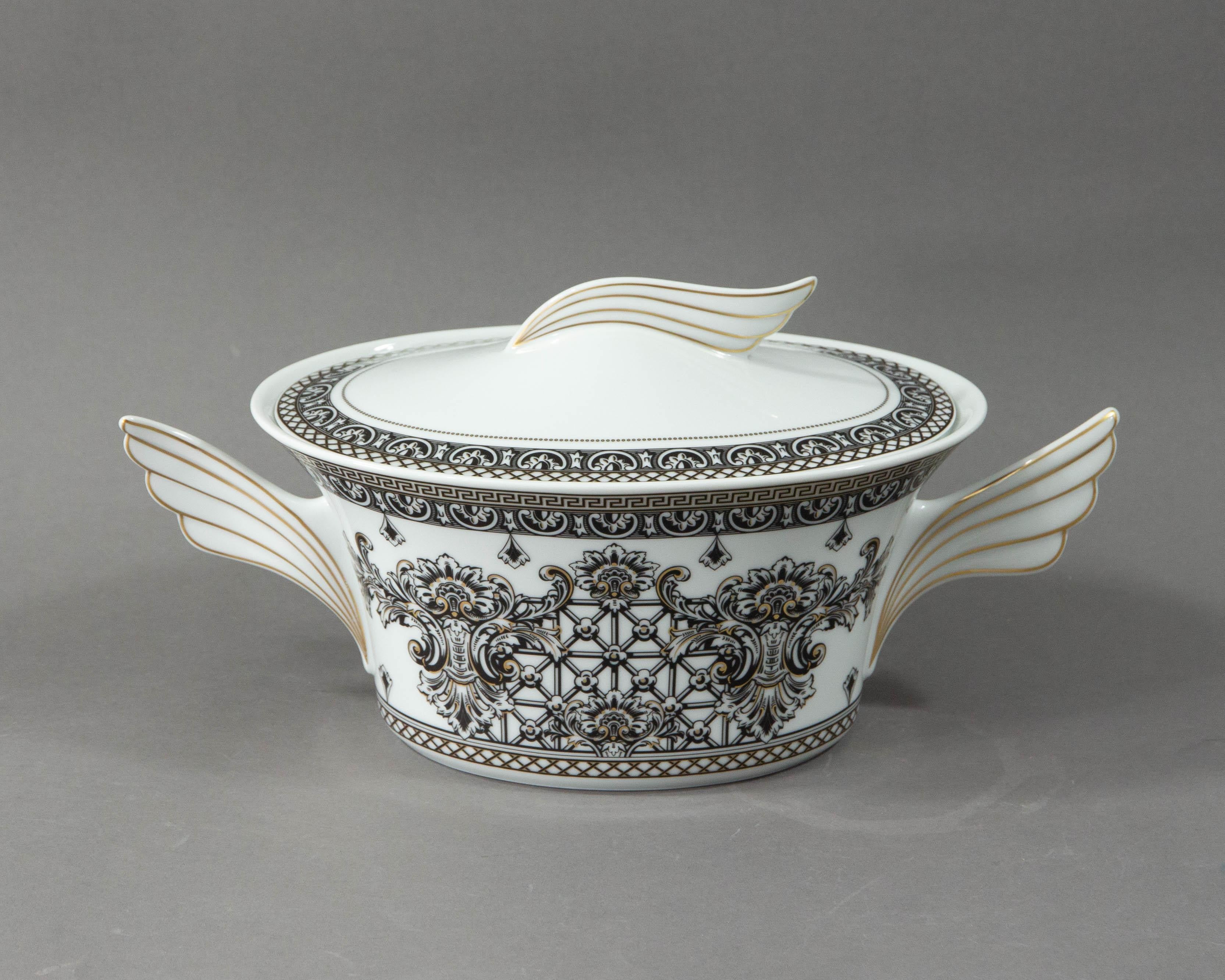 A lidded serving bowl or tureen made by Rosenthal belonging to the series Marqueterie, designed by Versace.

The form of the series is called Ikarus and was designed by Paul Wunderlich.

The series is decorated with attractive meandered gold