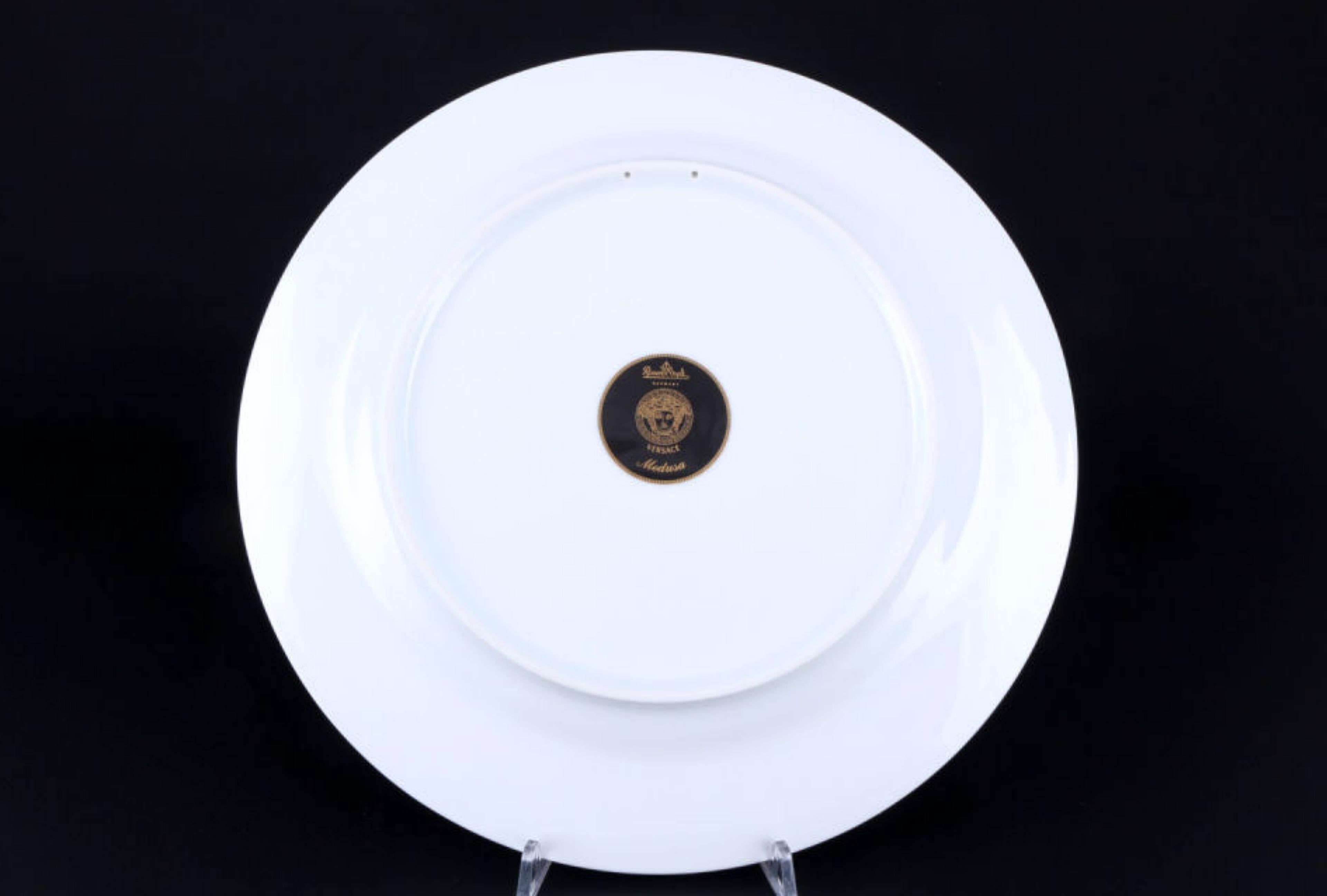 Rosenthal Versace Medusa 6 Charger Plates,

porcelain, black/gold floor mark, décor Versace Medusa, 
6x D 31 cm 
charges plate
perfect condition
