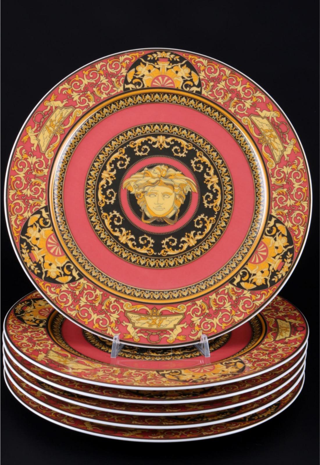 Rosenthal Versace Medusa 6 charger plates.
Medusa head motif and print with baroque motif
porcelain, black/gold floor mark, décor Versace Medusa, 
measures:6x D 31 cm
very good condition.