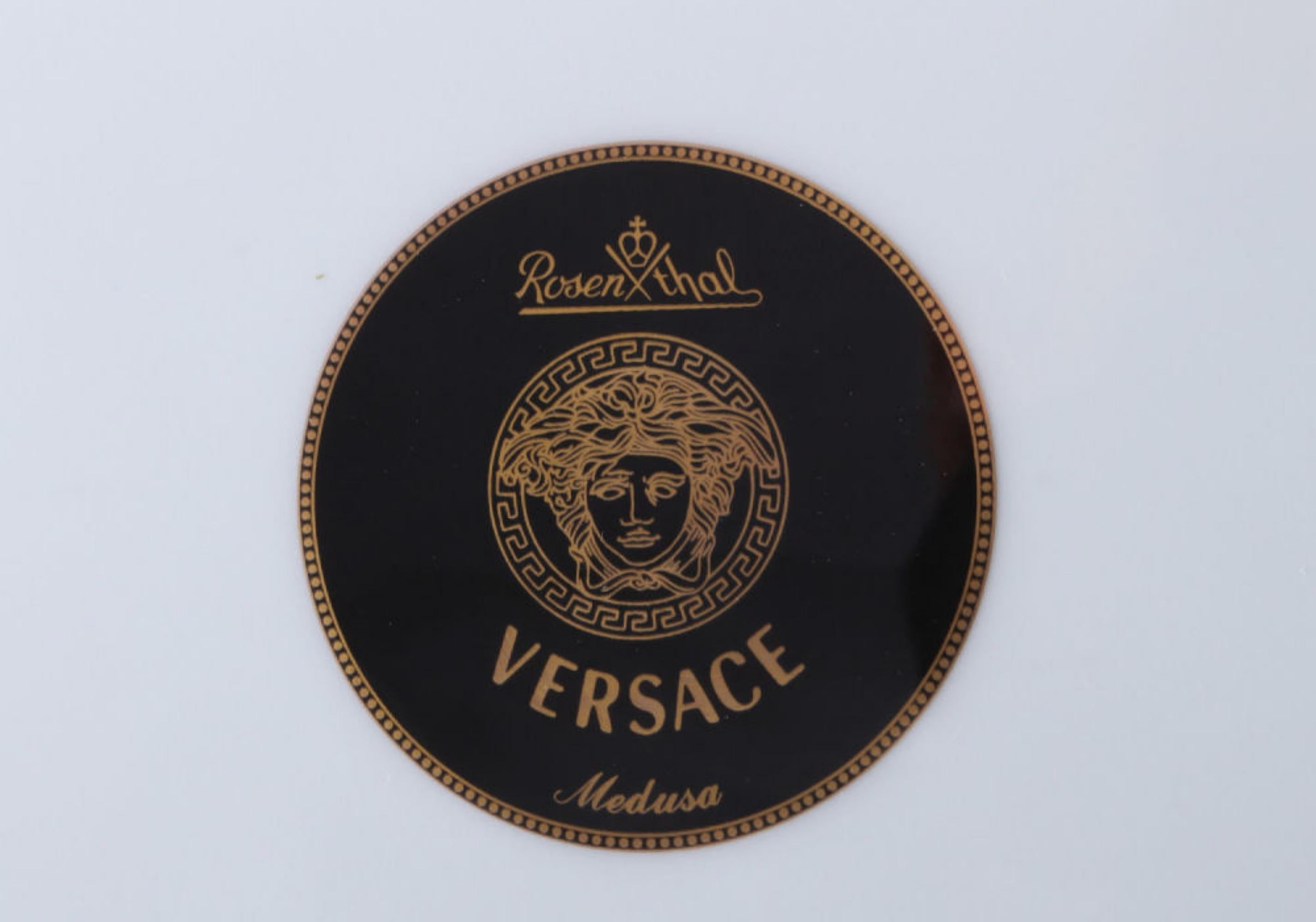 Rosenthal Versace Medusa 6 Speiseteller, dinner plates,
 
porcelain, black/gold company logo, Versace Medusa decoration, Ikarus shape, design Paul Wunderlich (1927-2010), 
6x D 27 cm

very good condition
