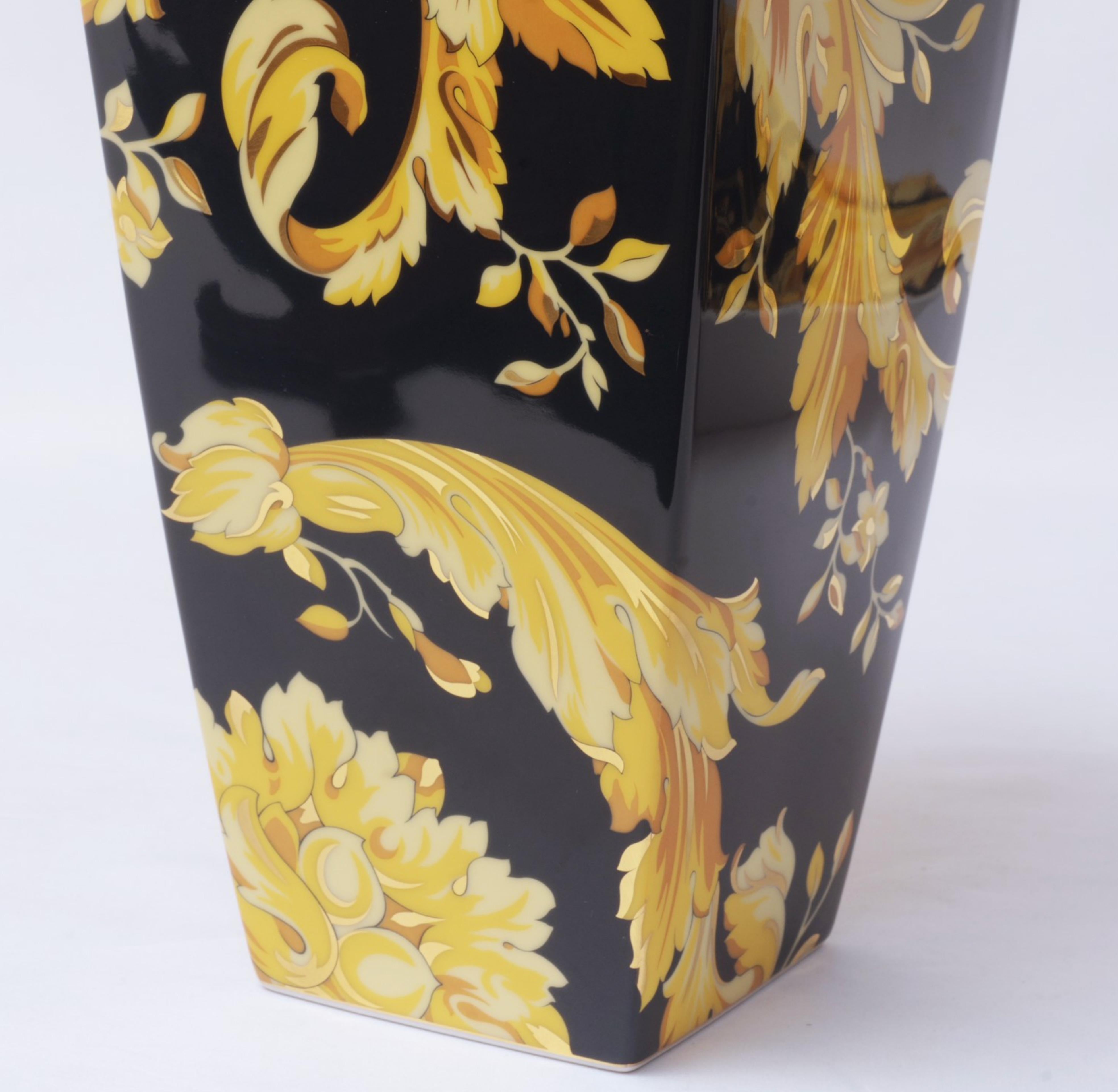 Rosenthal Versace - Vassoio e vaso, mod. Vanity
porcellana
Grande vassoio da tavolo quadrato:
H. 6 x 28 x 28 cm.
Vaso: H. 24,5 x 14 cm.
Marchio del produttore sul retro
buone condizioni