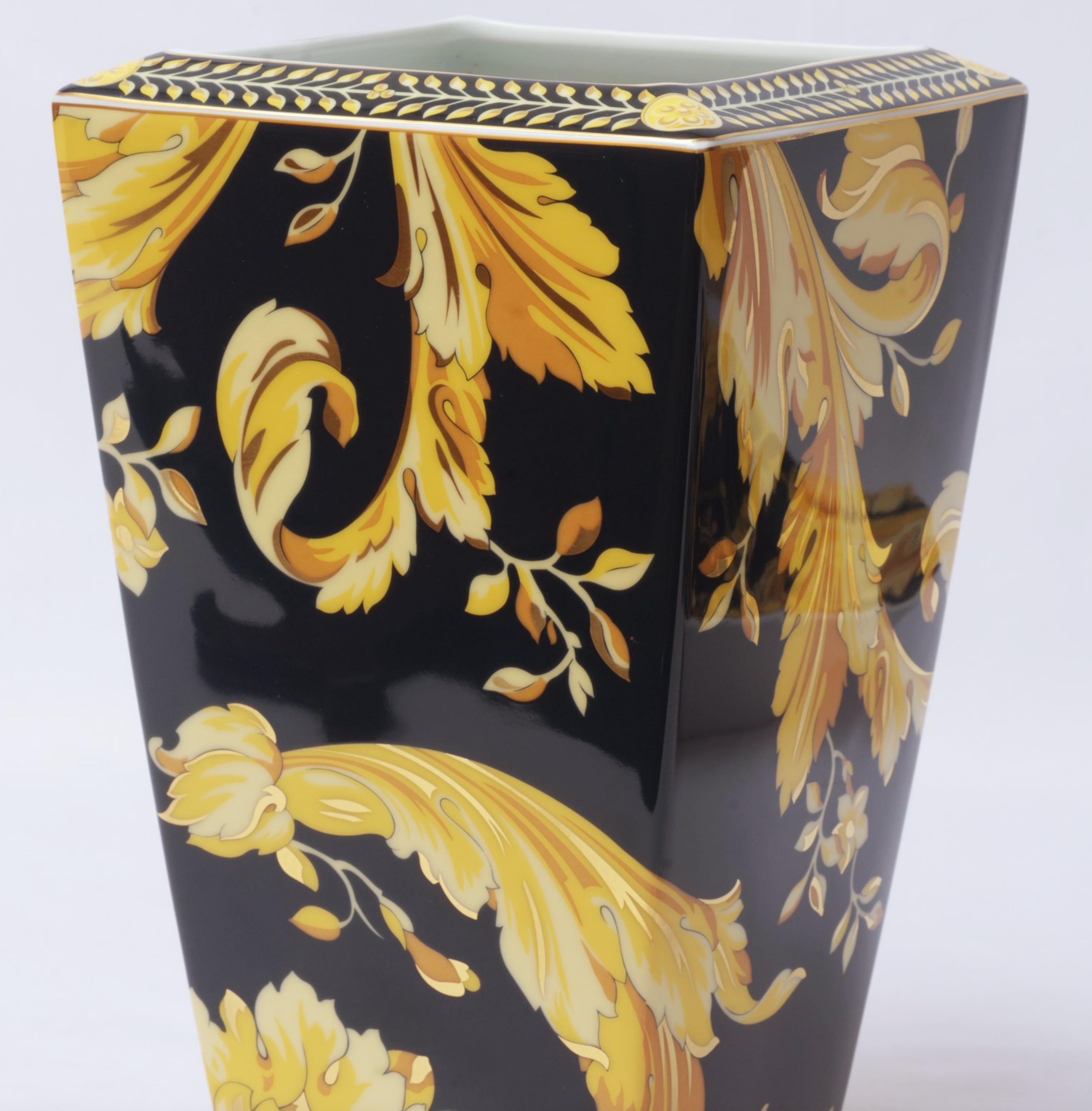 Fatto a mano Versace - Vassoio e Vaso Modello Vanity in vendita