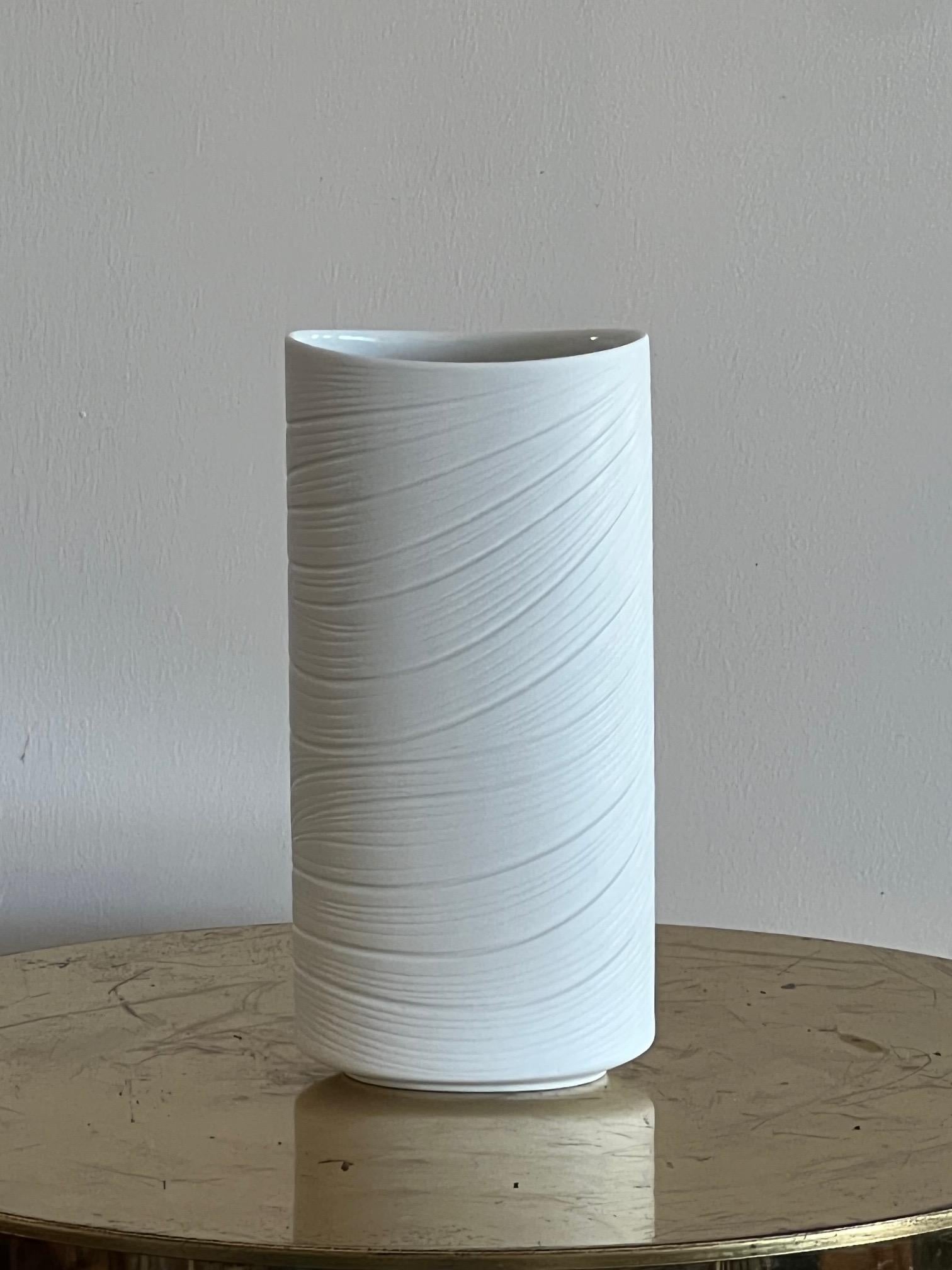 Magnifique vase en porcelaine de M.Freyer, estampillé Rosenthal Studio Line # 3562/22. Un look très années 1970 avec des tourbillons et un effet OP Art.