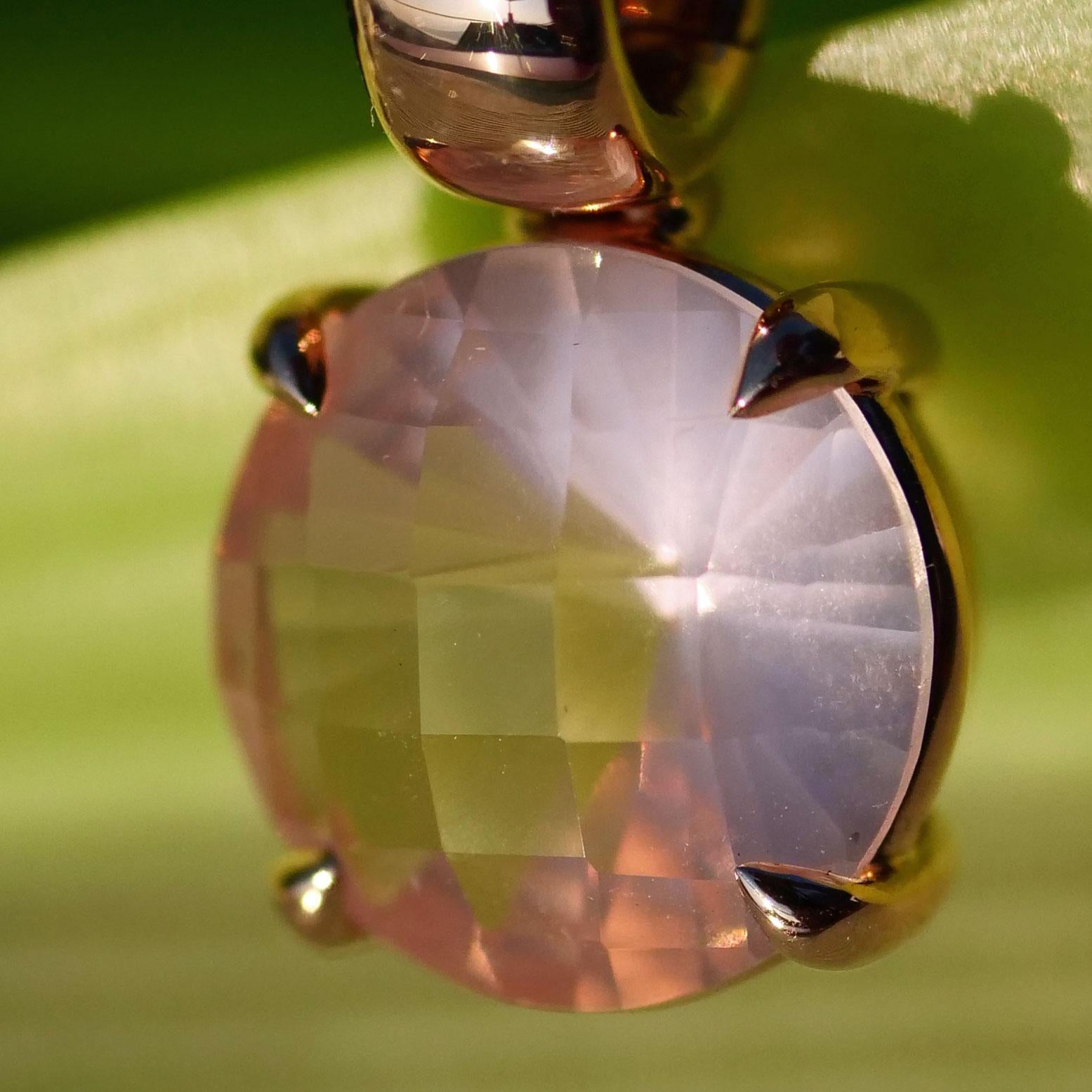 clip/pendente in quarzo rosa di altissima qualità, realizzato nella nostra tradizionale oreficeria di Valenza, solido 
Realizzato a mano in oro rosa 750, un quarzo rosa di circa 5,10 carati con un taglio mozzafiato (parte superiore con taglio a