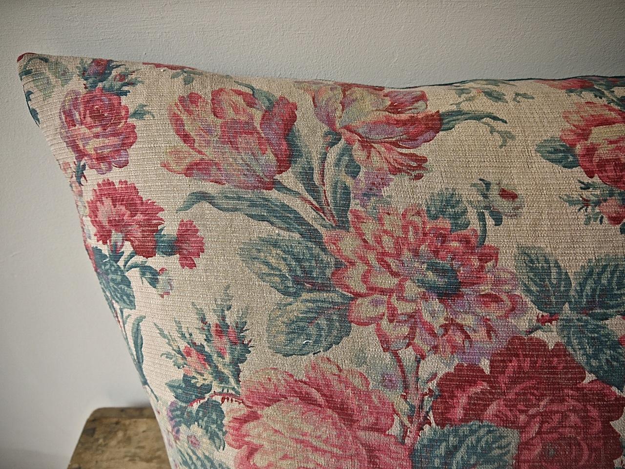 Roses and Tulips Linen Pillow French In Good Condition For Sale In London, GB
