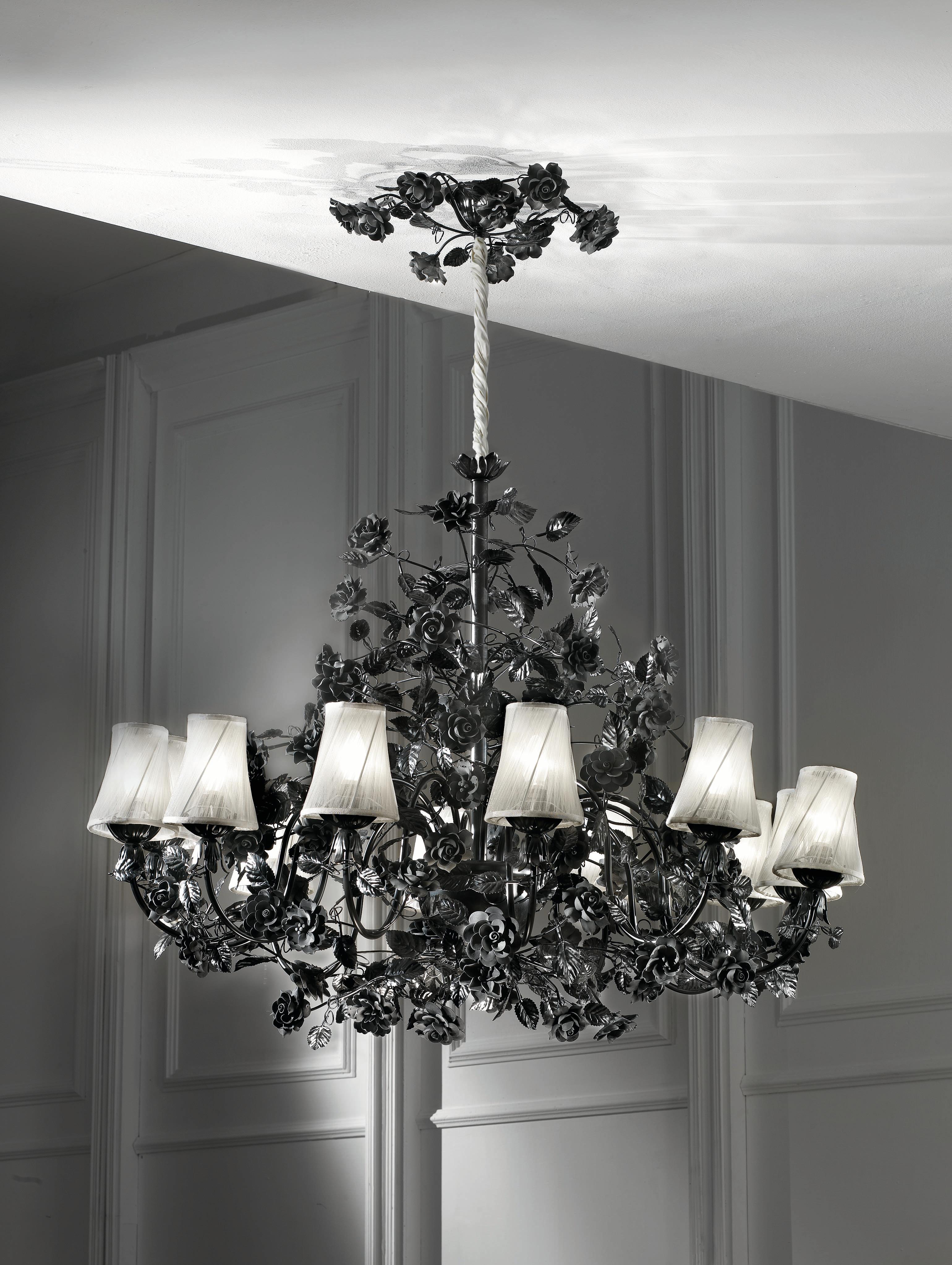 Ammira il lampadario Roses, un capolavoro poetico di artigianato italiano in cui convergono arte, emozione e tradizione. Questa creazione a 12 luci è interamente realizzata a mano: ogni rosa di porcellana è scolpita petalo per petalo e poi dipinta a