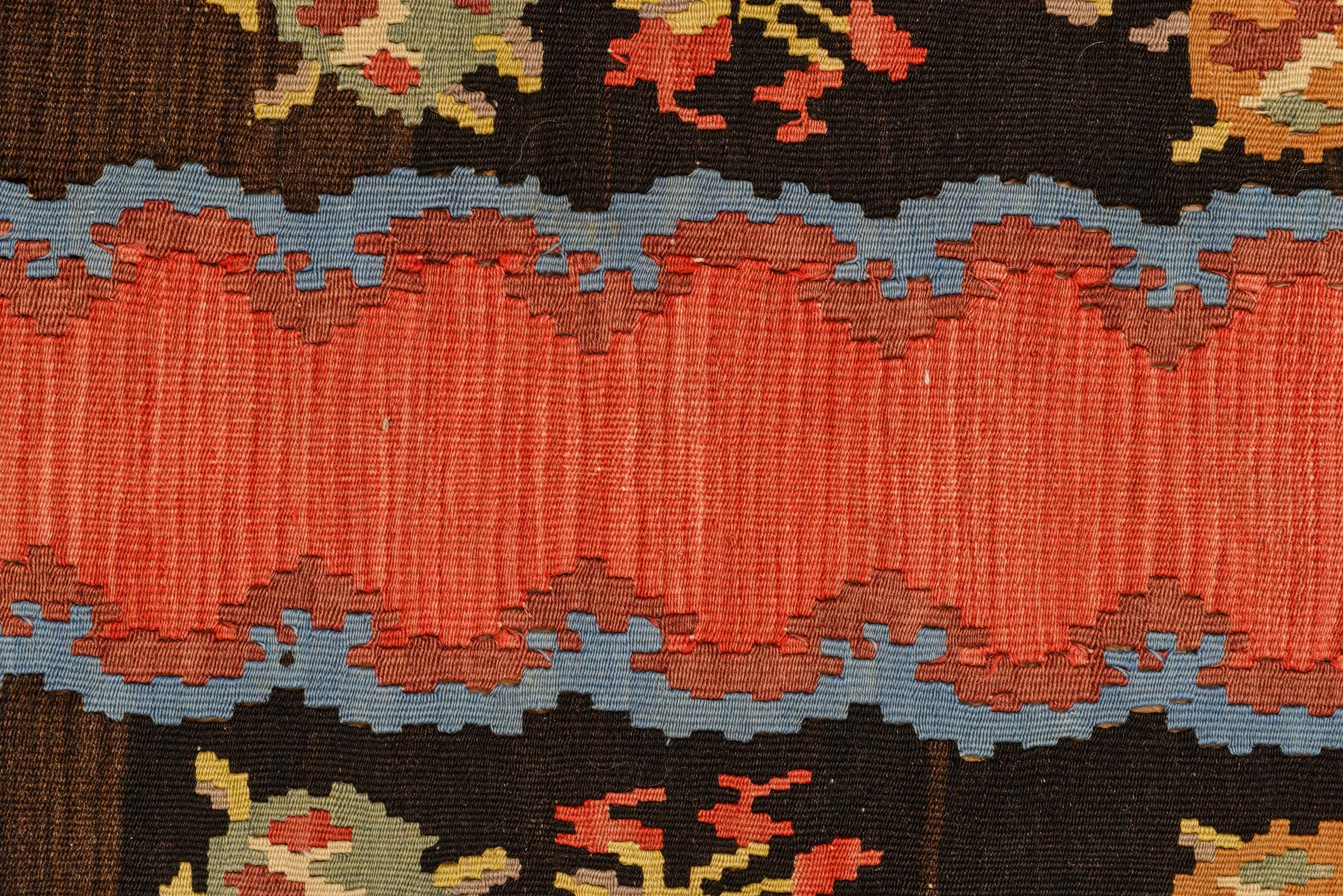  Old flat-wave Kilim runner, red center  with beautiful Bessarabian rose design in the border: simple and elegant.
Nr. 532.