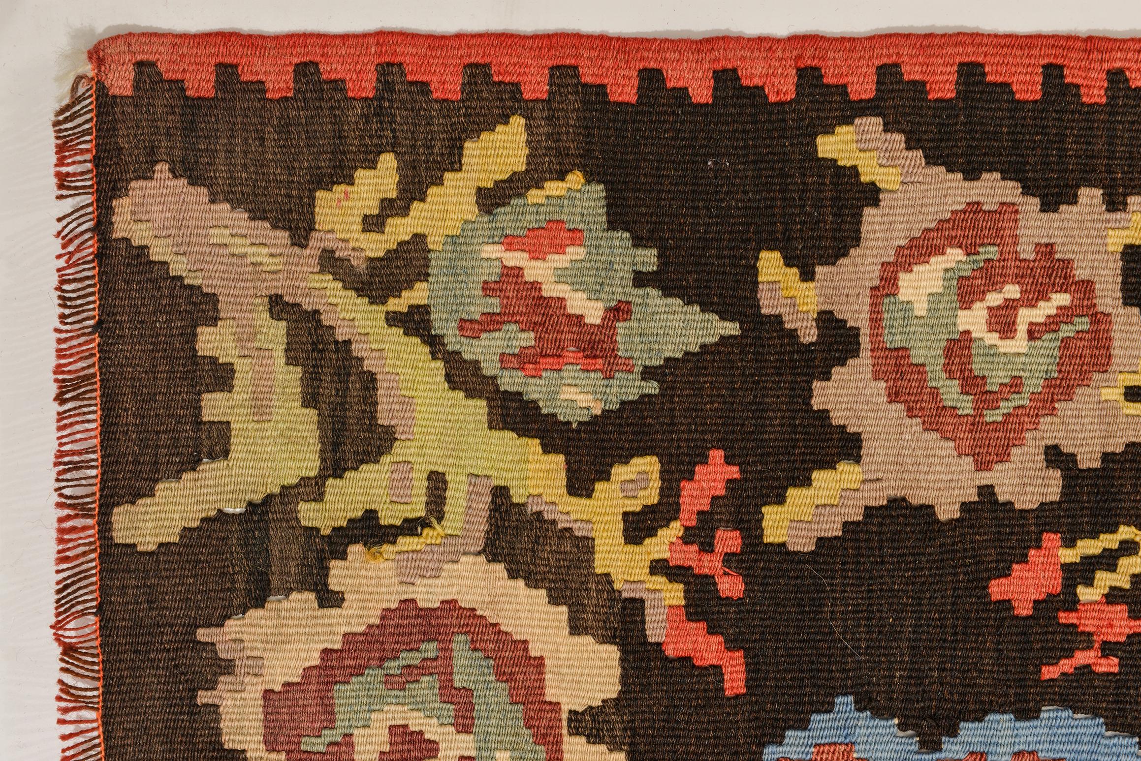 Roses Flat-Wave Old Runner Kilim Rug In Excellent Condition In Alessandria, Piemonte