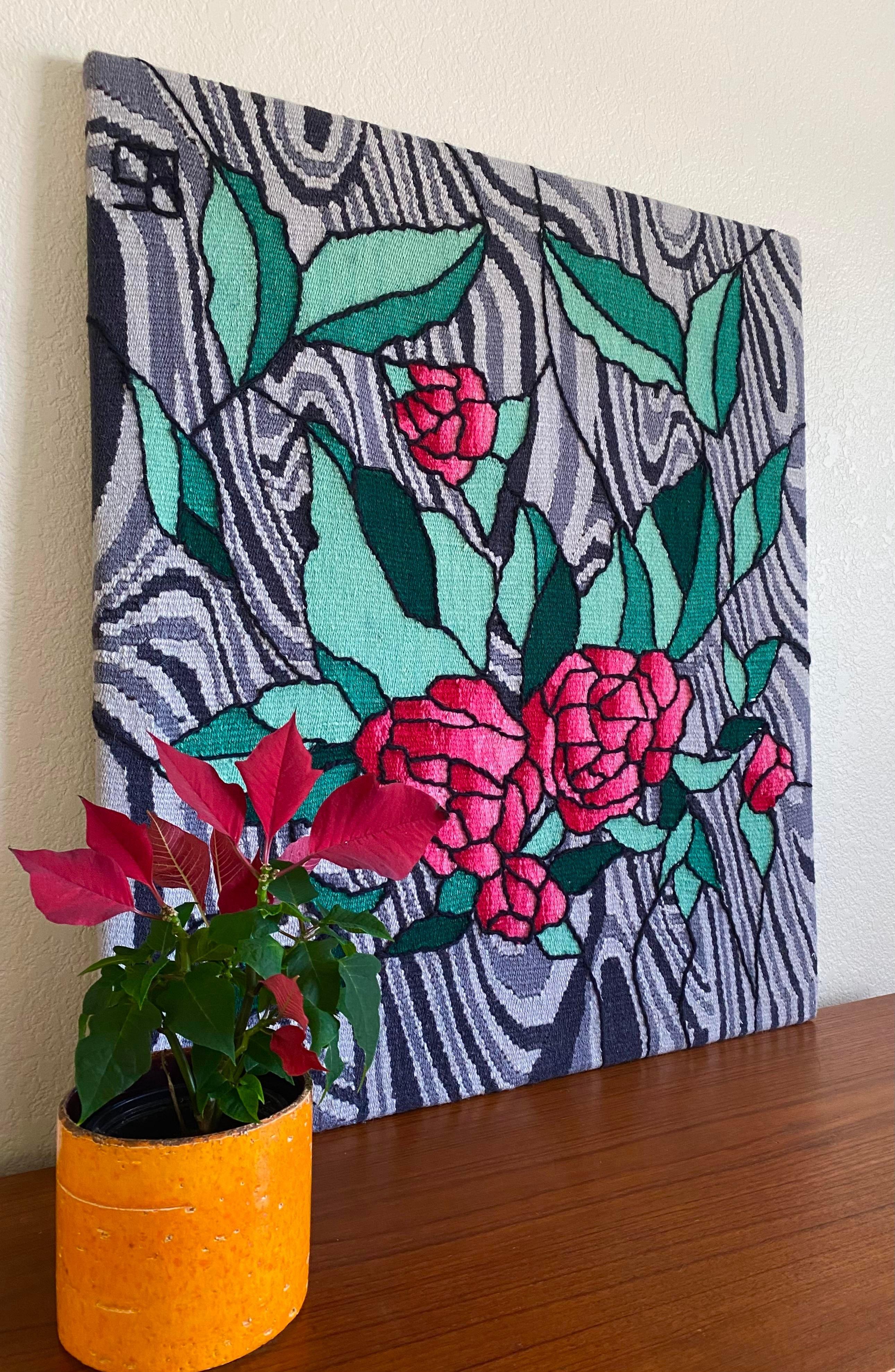 Art textile tissé, vivant et vibrant. Signé en bas à droite.

DIMENSIONS
27ʺW × 0.75ʺD × 31.38ʺH

Merveilleux fond tourbillonnant en gris et noir avec des roses au premier plan. Nous aimons cette œuvre artisanale qui porte le label du fabricant au