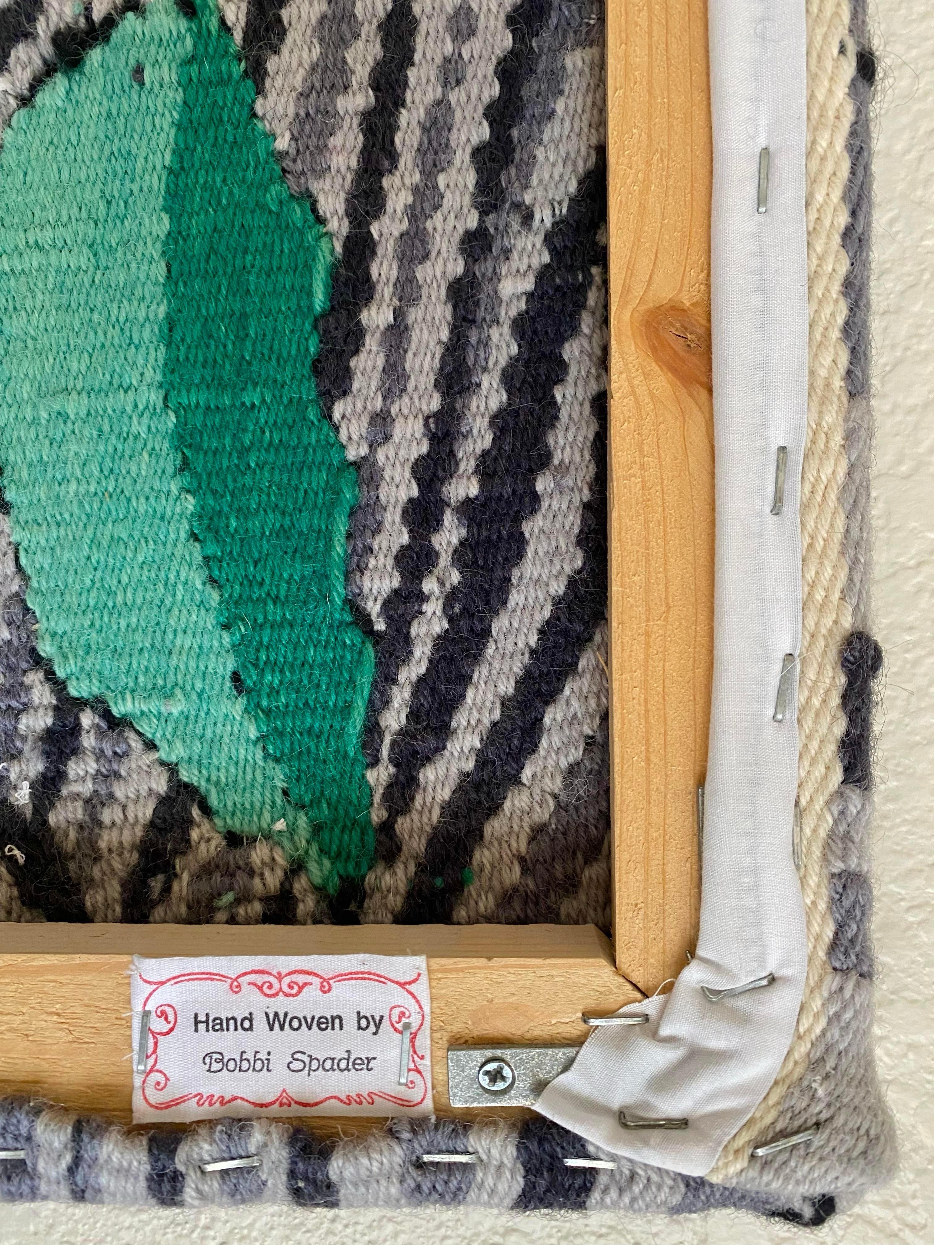 Tissé à la main Tapisserie de roses sur fond psychédélique en vente