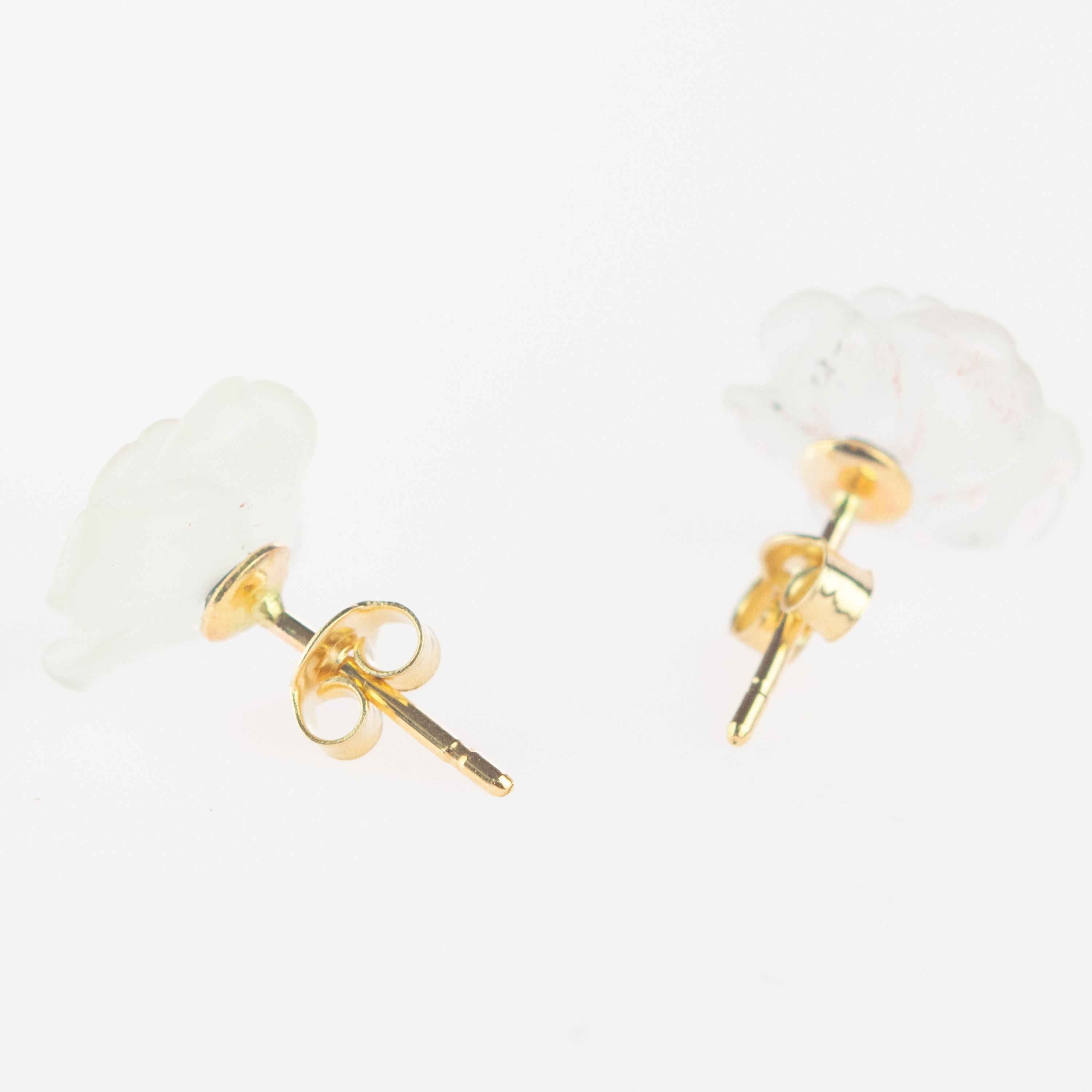 Astonishing and delicate 8ct rock crystal flower. Stud earrings embellished with a modern and exquisite style. Carved petals that evoke the italian handmade traditional jewelry work, wrapping itself in a soft look enriched with 14 karat yellow gold
