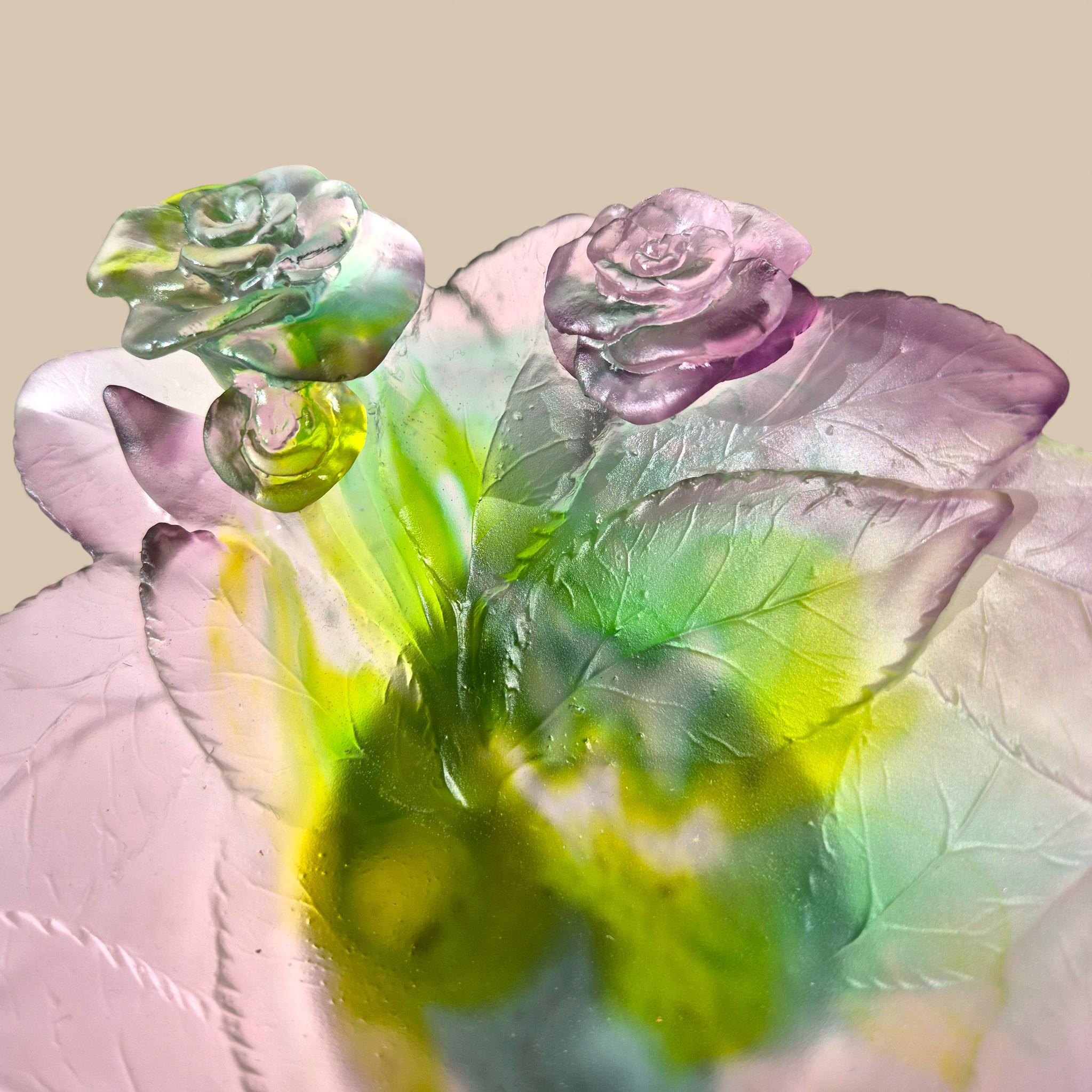 Gracieuse création de Daum, cette pâte de verre vide-poche séduit par sa forme raffinée et sa palette délicate.
En forme de fleur épanouie, il déploie des pétales translucides dans de douces teintes mauves et vertes, jouant joliment avec la lumière.