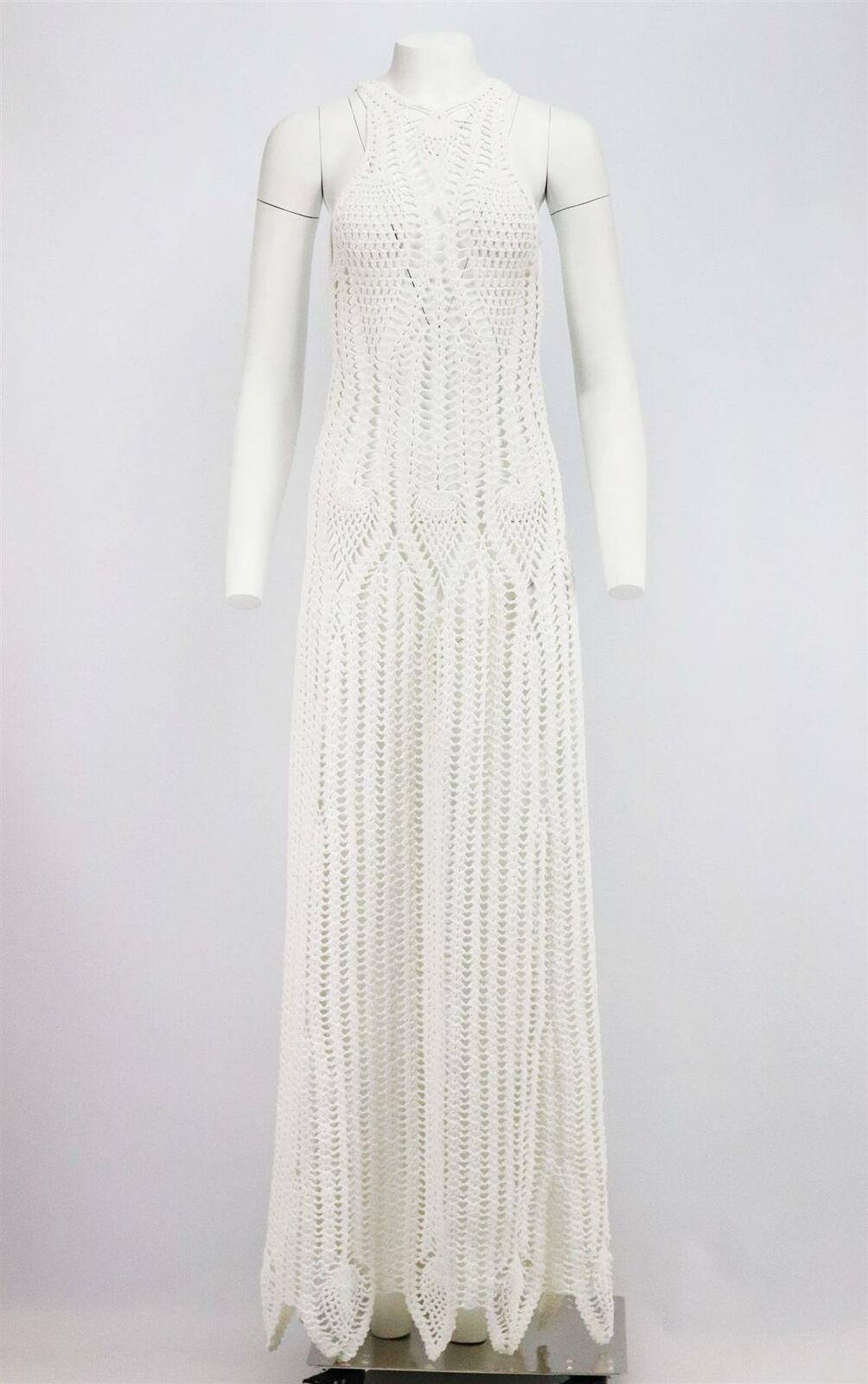 Dieses Kleid von Rosetta Getty wurde von Hand aus einer glänzenden Baumwollmischung gehäkelt und verfügt über einen Unterrock, der für Bedeckung sorgt. Dieses bodenlange Modell ist perfekt für einen Sommerabend oder einen