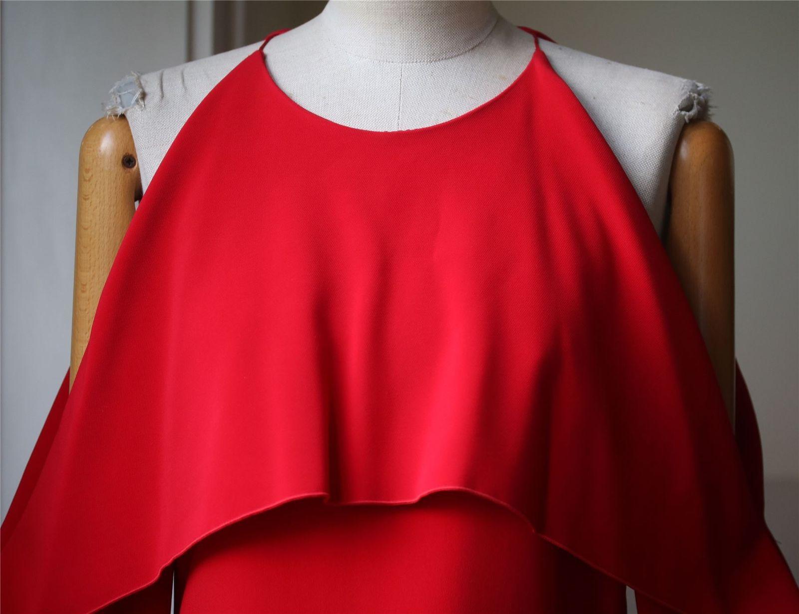 Mehrlagiges Stretch-Cady-Kleid mit Ausschnitt von Rosetta Getty (Rot)