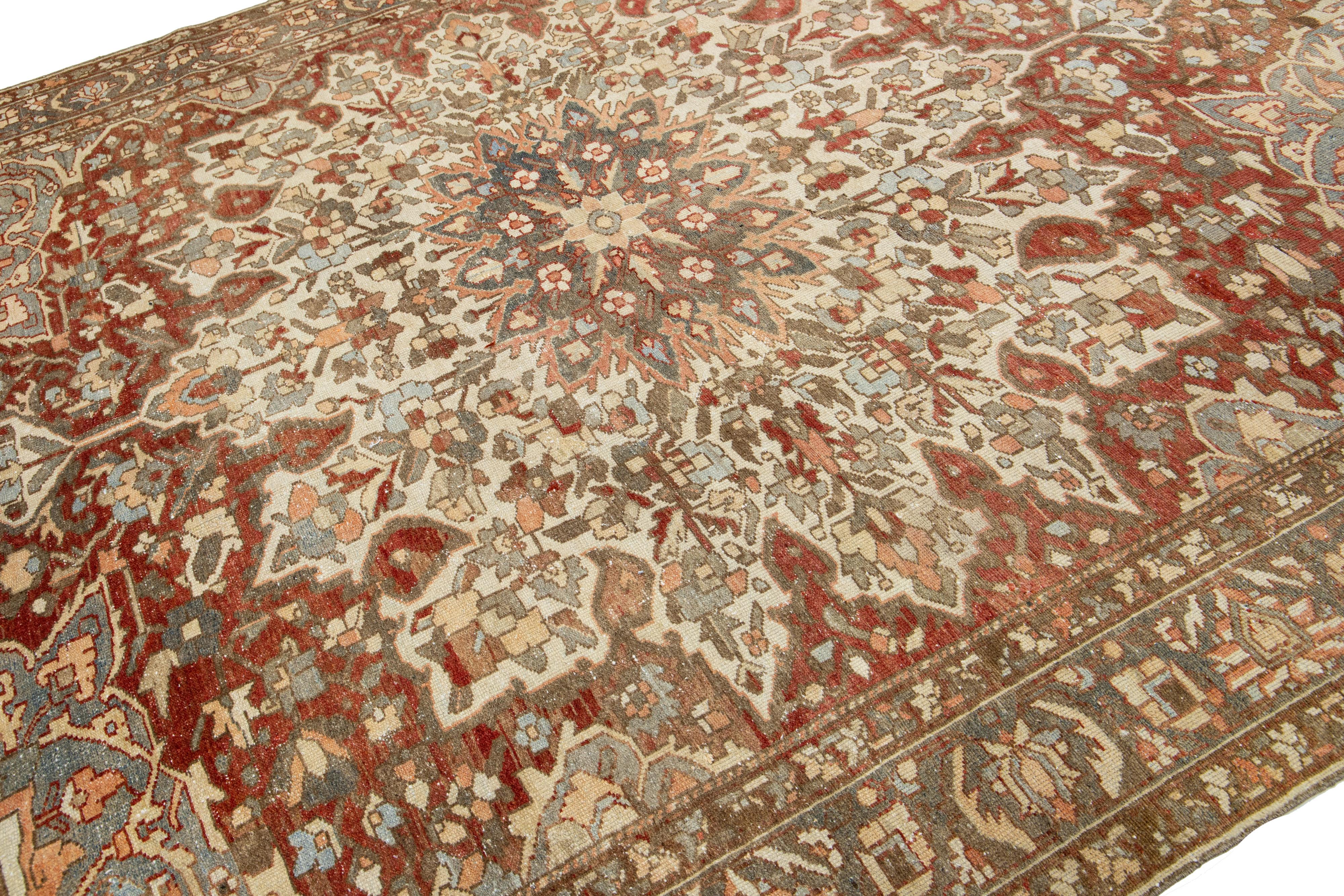 Perse Tapis persan ancien Bakhtiari en laine rouge conçu par Rosette en vente