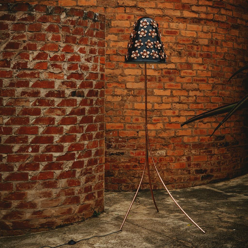 Moderne dreibeinige Stehlampe aus Kupfer, Rosette und Stahl im Zustand „Neu“ im Angebot in Bothas Hill, KZN