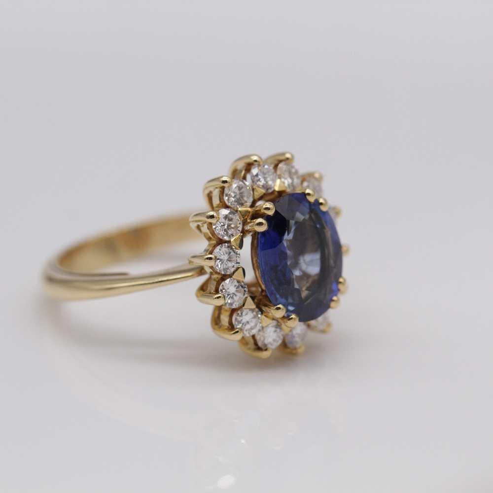 Anello da donna con zaffiro e diamante a rosetta  1x Zaffiro di Ceylon naturale del peso di 3,80ct  14x diamanti taglio Brilliante per un peso totale di 0,45 carati, H. H/V.  Taglia 6,5 (US) 13 (ES)  oro giallo 18 carati  5,40 grammi.  Articolo