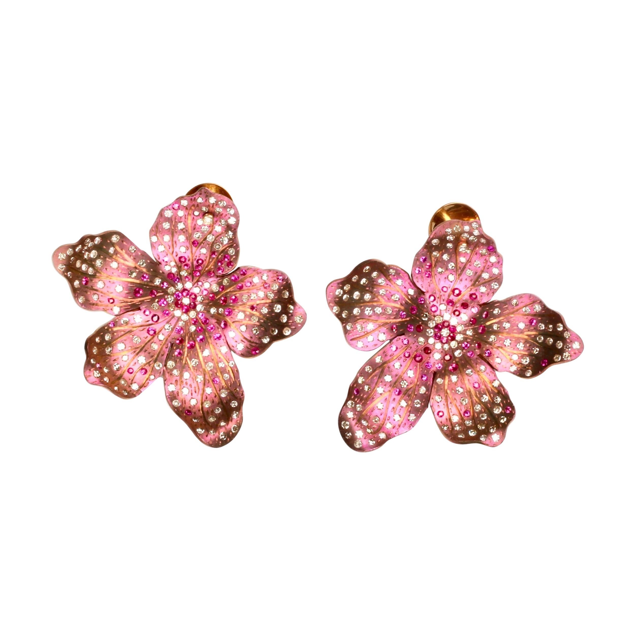 Boucles d'oreilles en or 18 carats avec périwinkle, titane, rubis et diamants