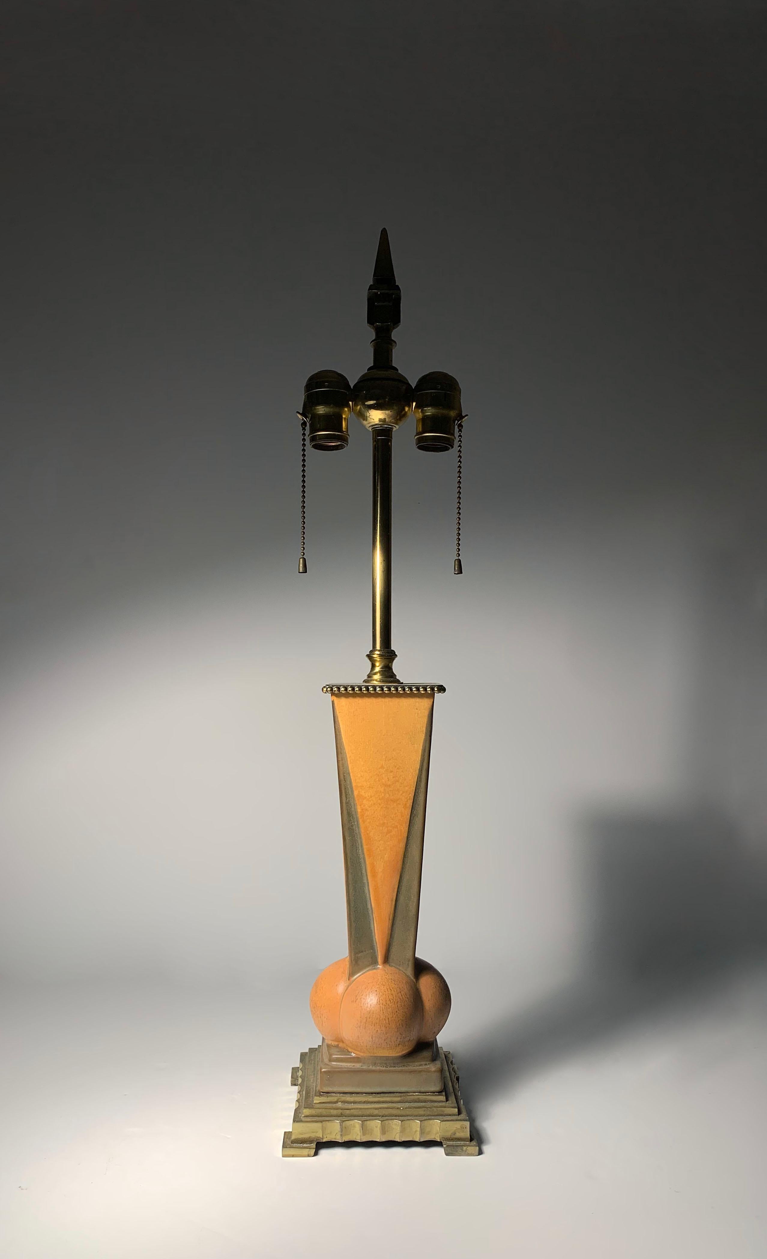 Roseville Art Pottery Lampada con vaso Futura in stile Art Deco di Frank Ferrell  
La ferramenta e i componenti degli apparecchi sono in ottone massiccio, ben progettati e incredibilmente ben realizzati. Fanno parte del design di questa lampada