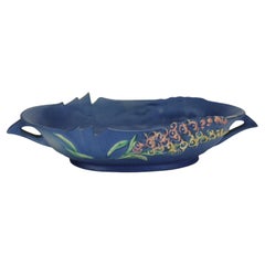 Bol console bleu Roseville Art Pottery avec motif Foxglove, milieu du 20e siècle