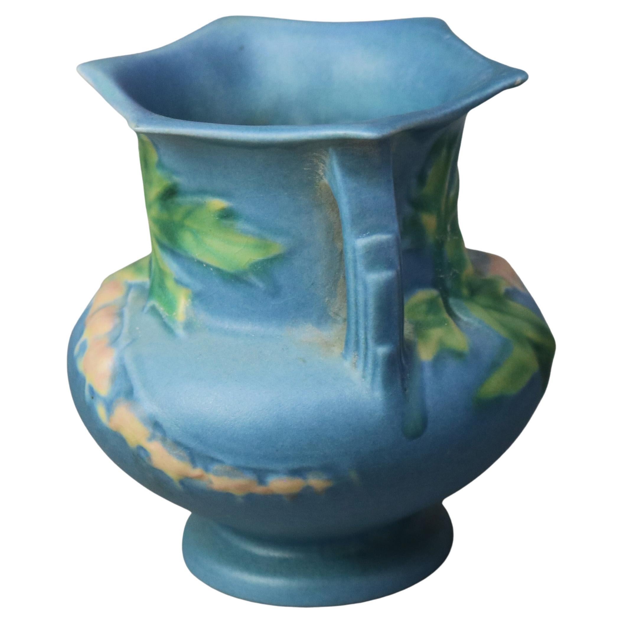 Roseville Art Pottery Vaso blu con motivo di cuori sanguinanti metà del XX secolo

Misure - 4,25 